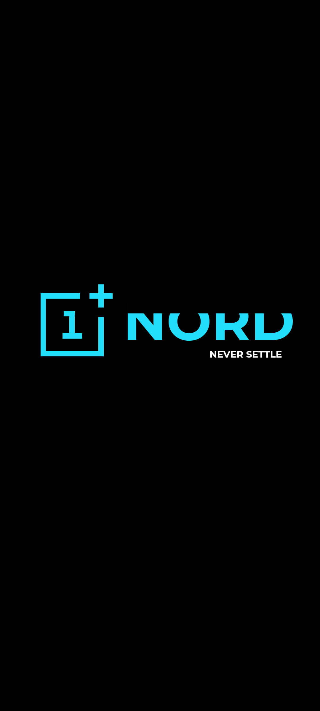 Black And Blue 桌布 壁紙 — 簡約黑色背景上有一個發光的青色OnePlus Nord標誌，並以白色小字顯示標語never settle。