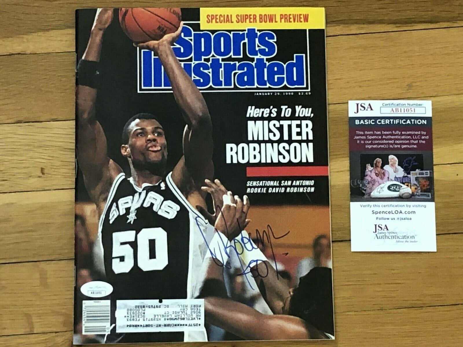 籃球 桌布 壁紙 — 簽名的《Sports Illustrated》封面，展示大衛羅賓遜穿著Spurs球衣在木桌上投籃，附有JSA認證卡。