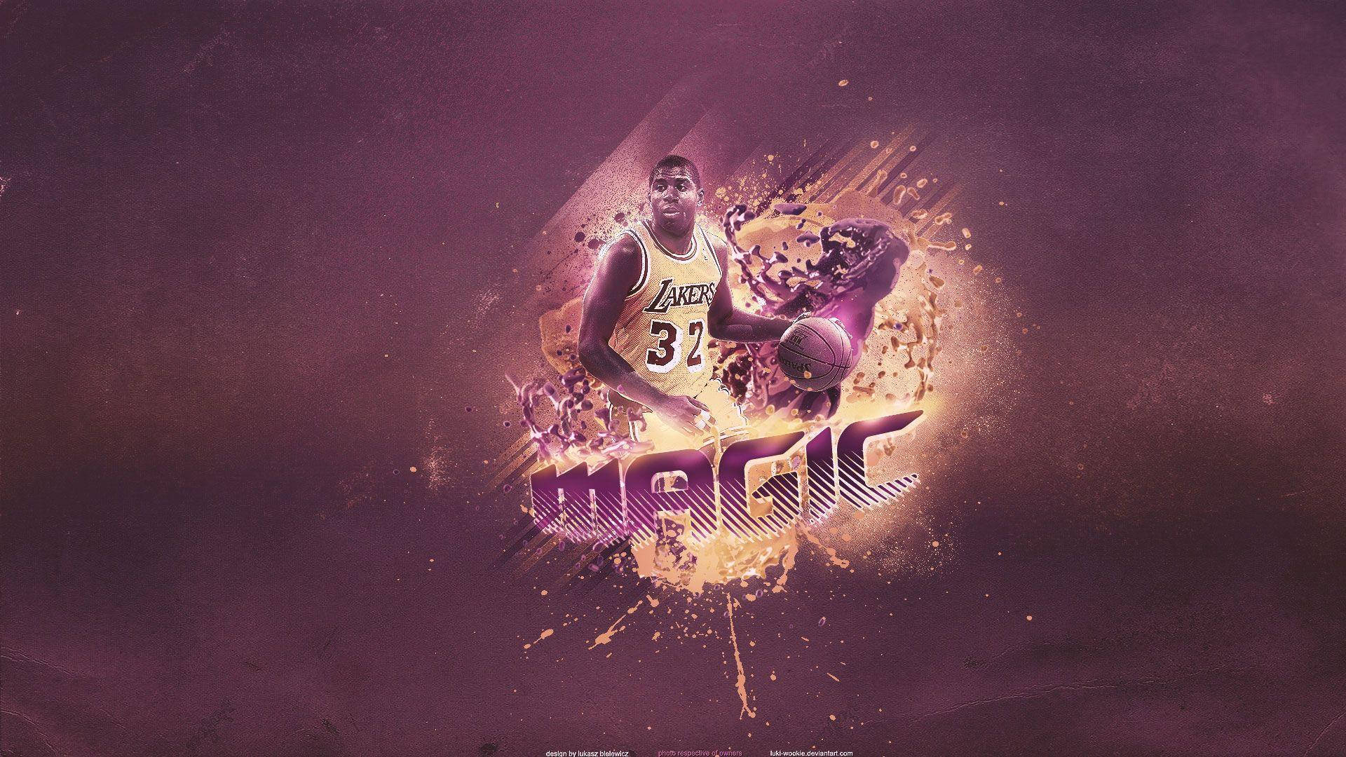 Magic Johnson 桌布 壁紙 — 籃球傳奇魔術強森身穿湖人球衣的動態數位藝術肖像，周圍環繞著爆炸性的紫色和金色潑濺效果，下方有其風格化名字。