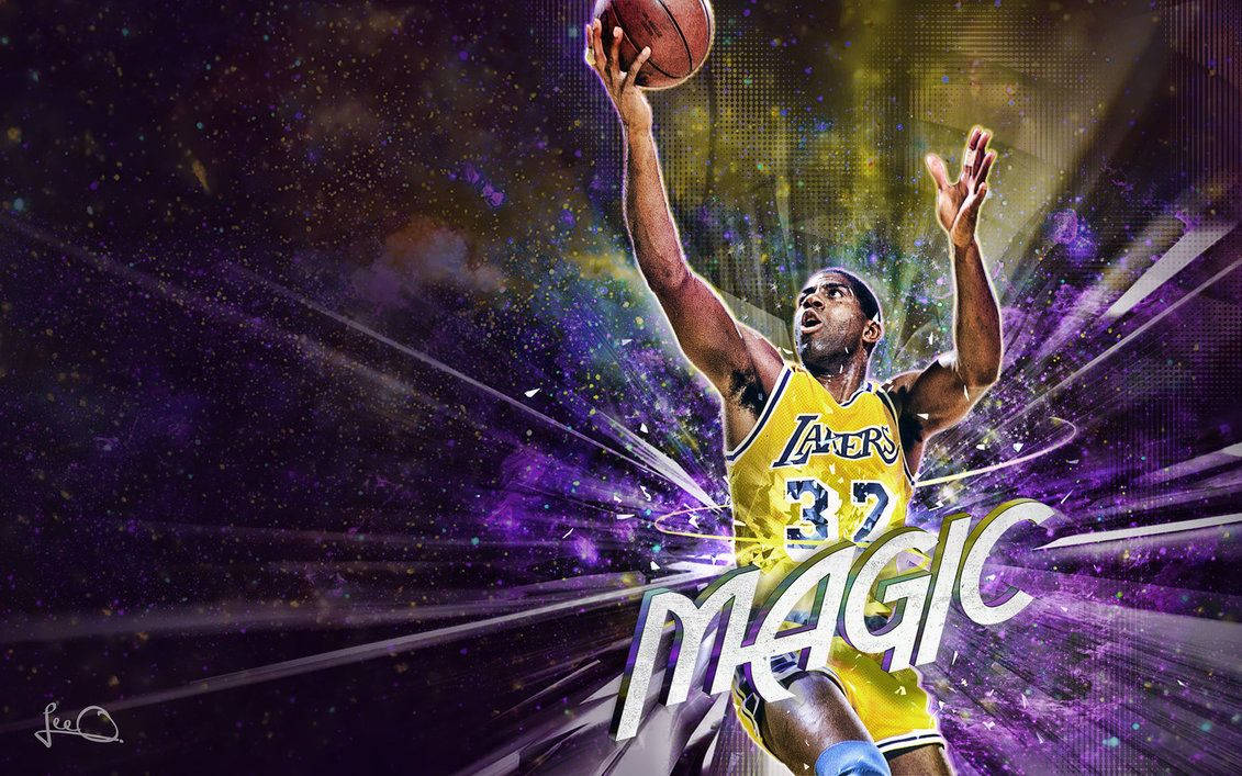 Magic Johnson 桌布 壁紙 — 籃球傳奇魔術強森身穿黃色湖人球衣，在宇宙紫色和金色粒子爆發背景下動態跳躍。