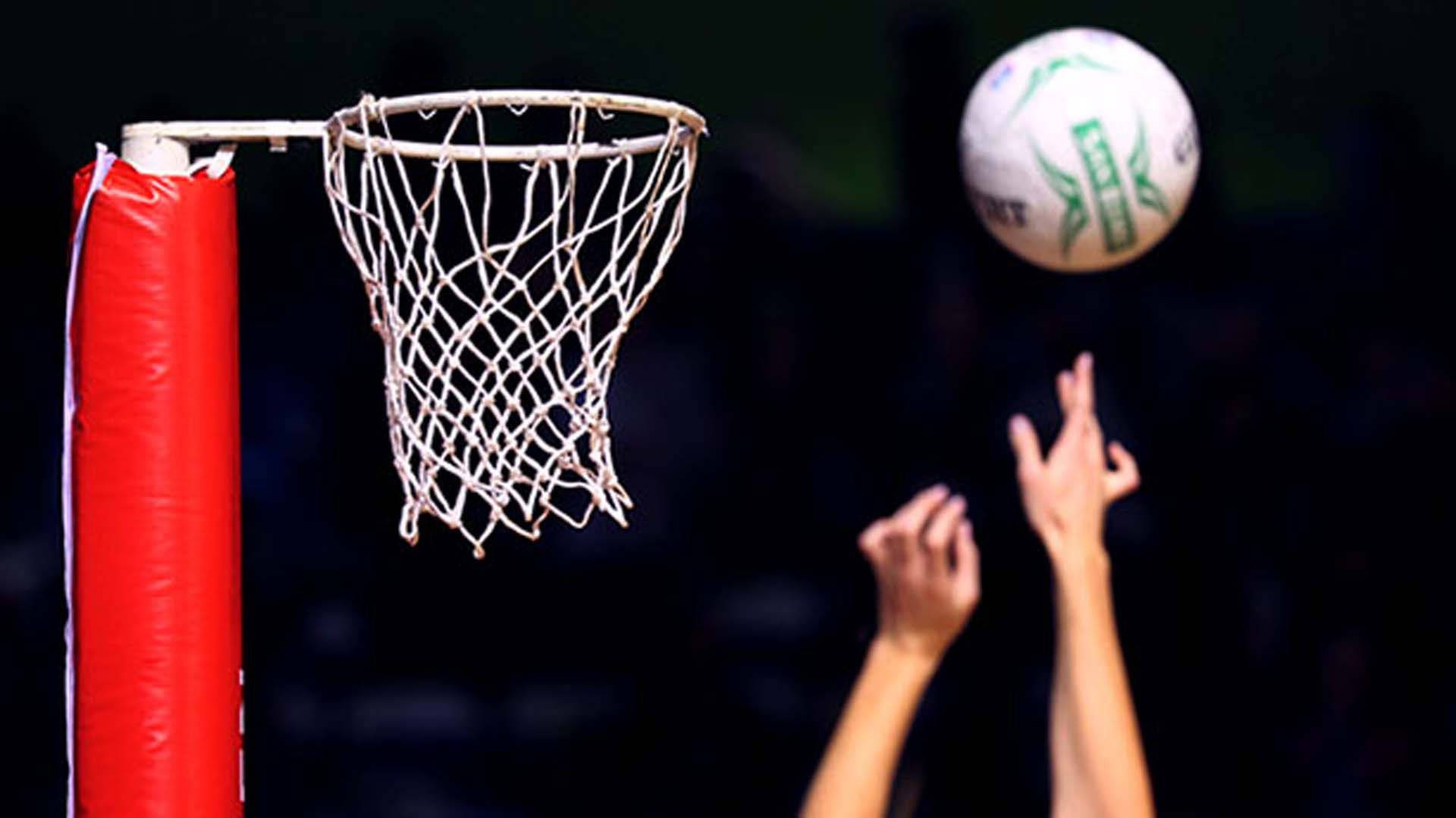 ball 桌布 壁紙 — 籃球向著籃框飛去，球員的雙手在動態的室內運動鏡頭中向上伸展。