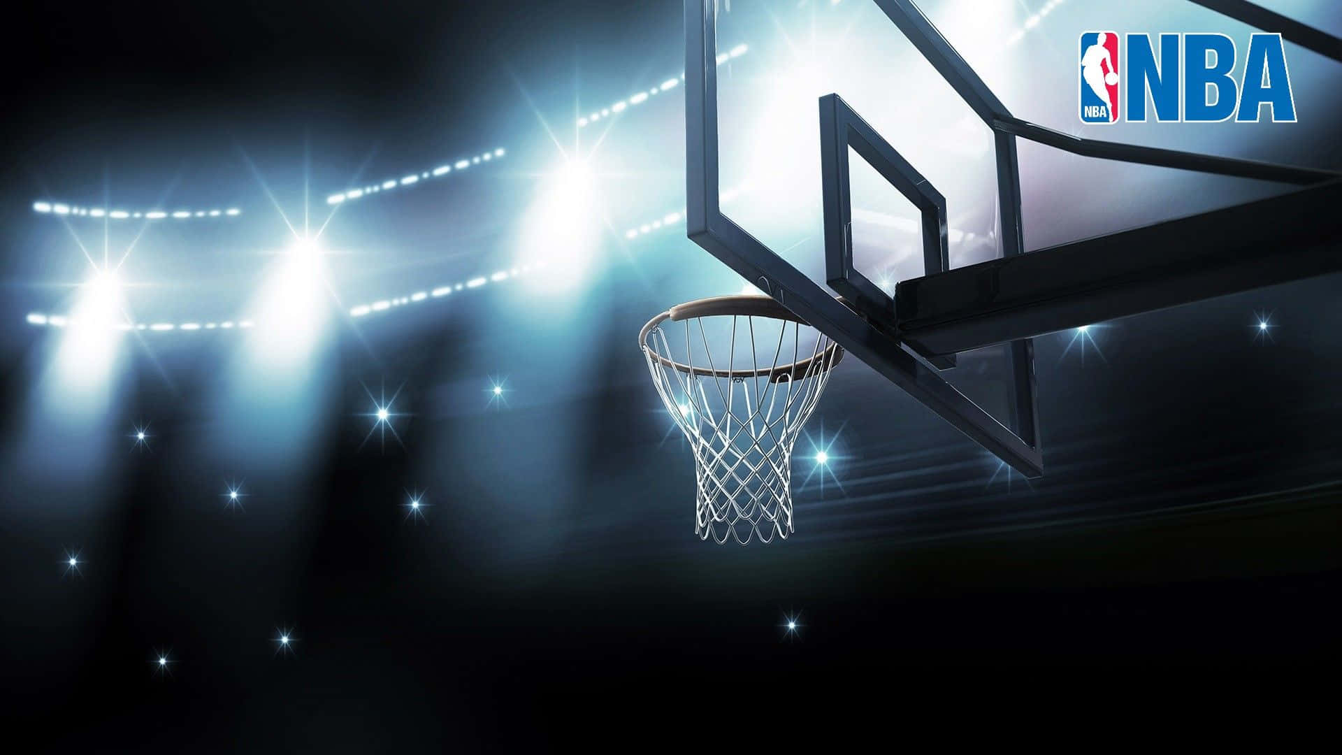 Basketball Court 桌布 壁紙 — 籃球框在明亮的體育場燈光下發光，背景是黑暗的競技場，NBA標誌清晰可見。