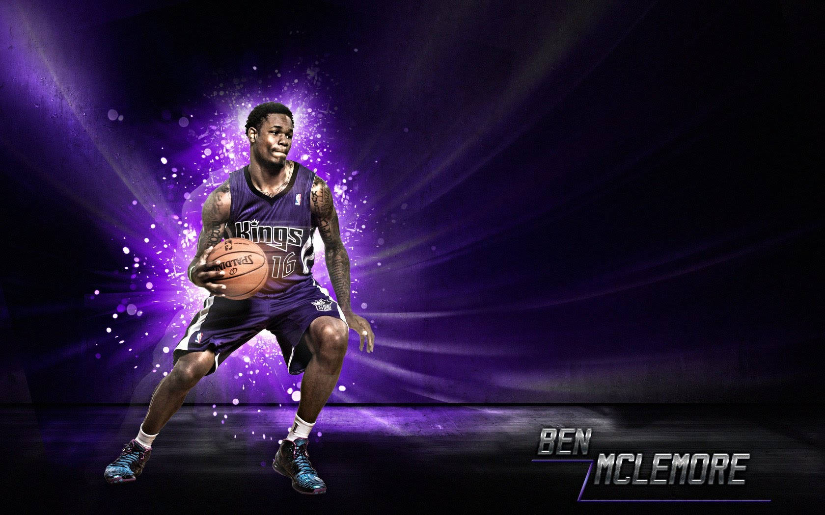 Sacramento 桌布 壁紙 — 籃球運動員 Ben Mclemore 身穿紫色帝王隊球衣，在發光的紫色粒子背景前運球。