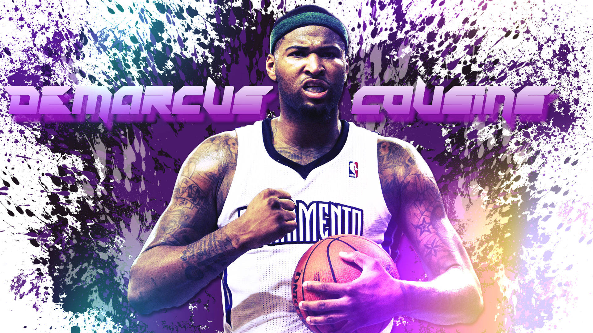 Sacramento 桌布 壁紙 — 籃球運動員 DeMarcus Cousins 身穿白色沙加緬度國王隊球衣，在充滿活力的紫色和白色潑濺背景前持球。