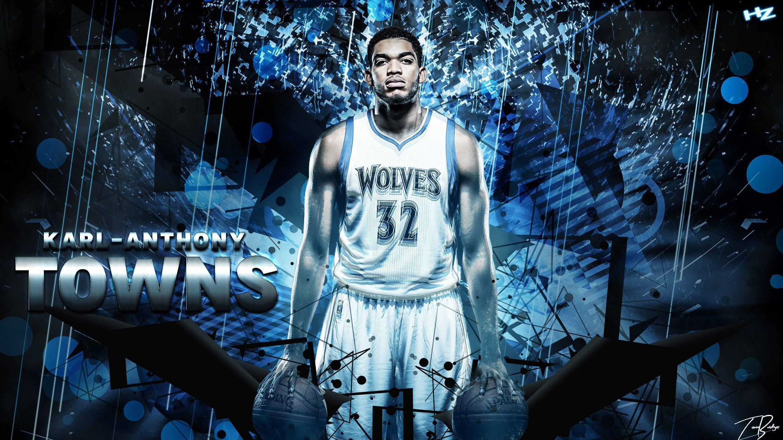 karl-anthony towns 桌布 壁紙 — 籃球運動員 Karl Anthony Towns 身穿狼隊球衣，自信地站在動態藍色抽象背景前，手持兩個籃球。