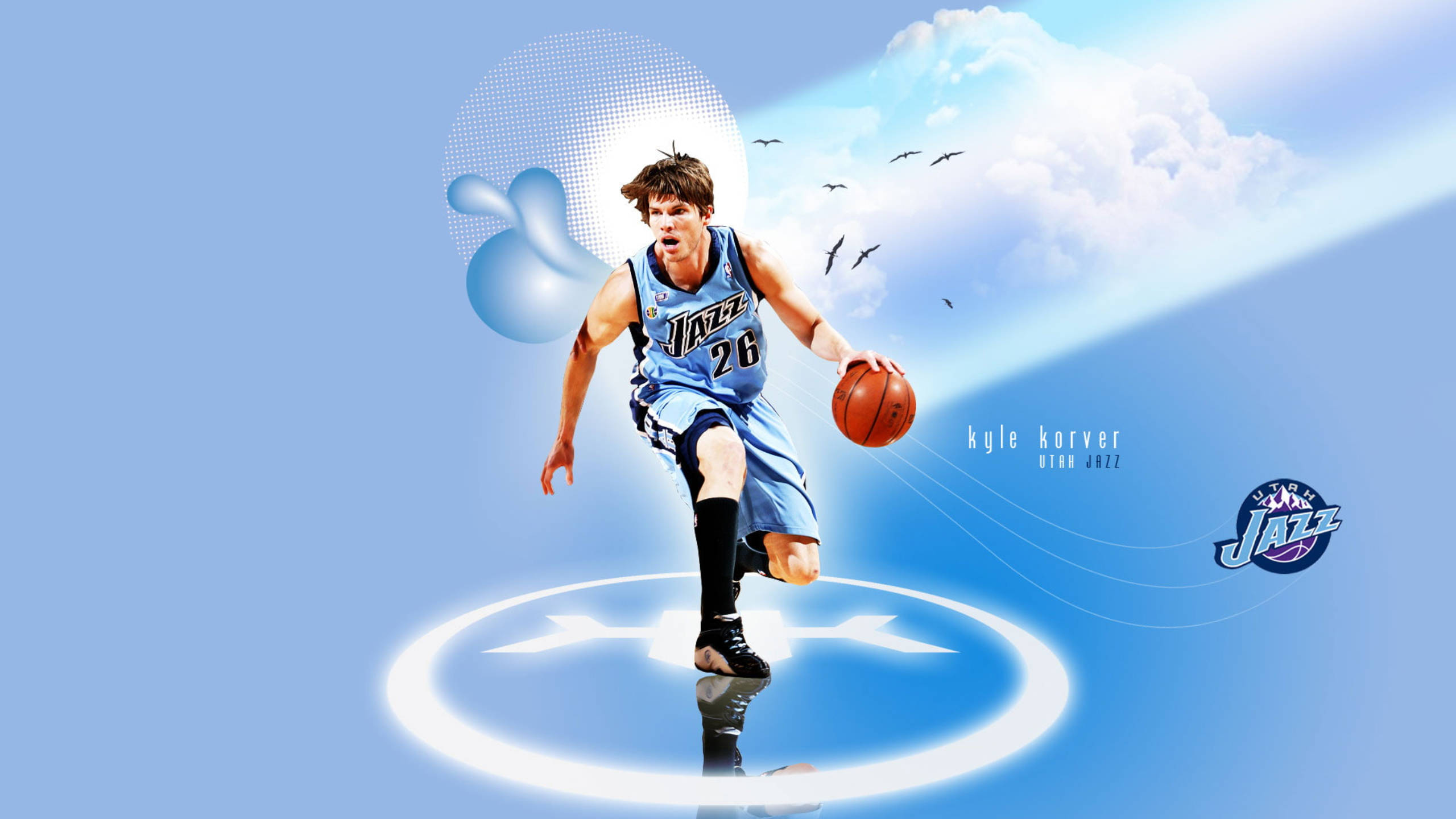 Utah 桌布 壁紙 — 籃球運動員 Kyle Korver 身穿猶他爵士隊球衣，在藍天白雲和鳥兒的背景下空中運球。