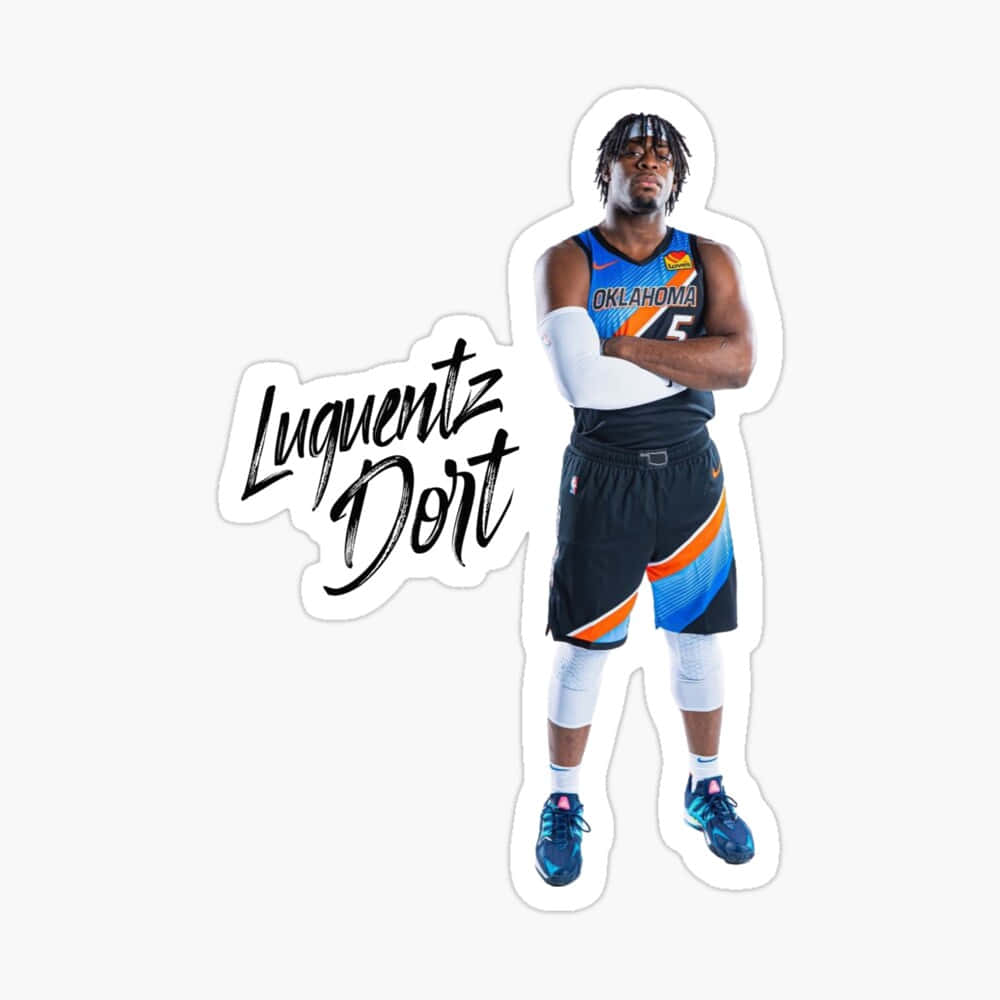 NBA 桌布 壁紙 — 籃球運動員 Luquentz Dort 自信地穿著奧克拉荷馬城雷霆隊球衣，雙臂交叉，站在純色背景前。