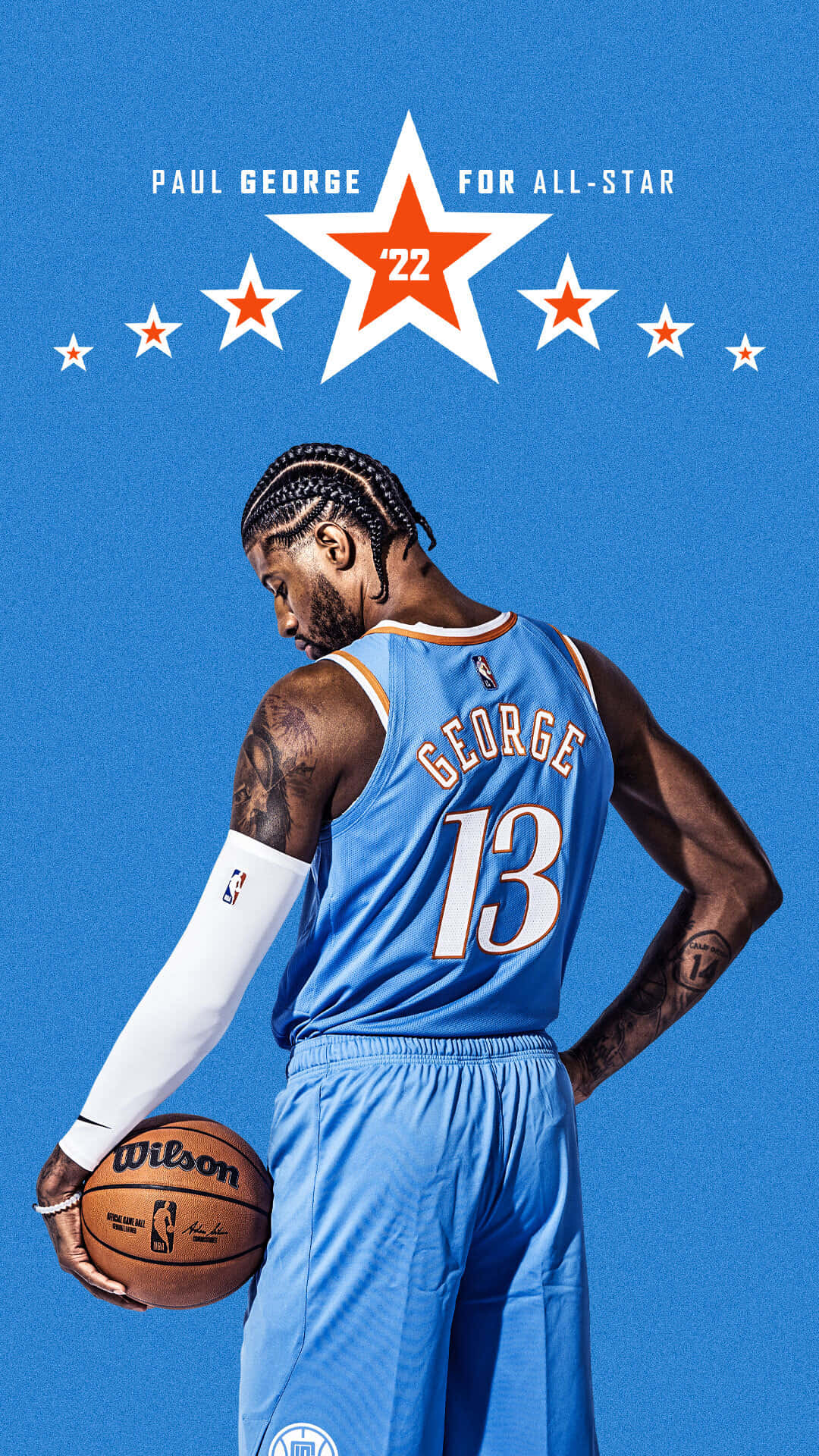 Paul George Clippers 桌布 壁紙 — 籃球運動員 Paul George 身穿藍色全明星球衣，在星光閃爍的藍色背景前手持 Wilson 球。