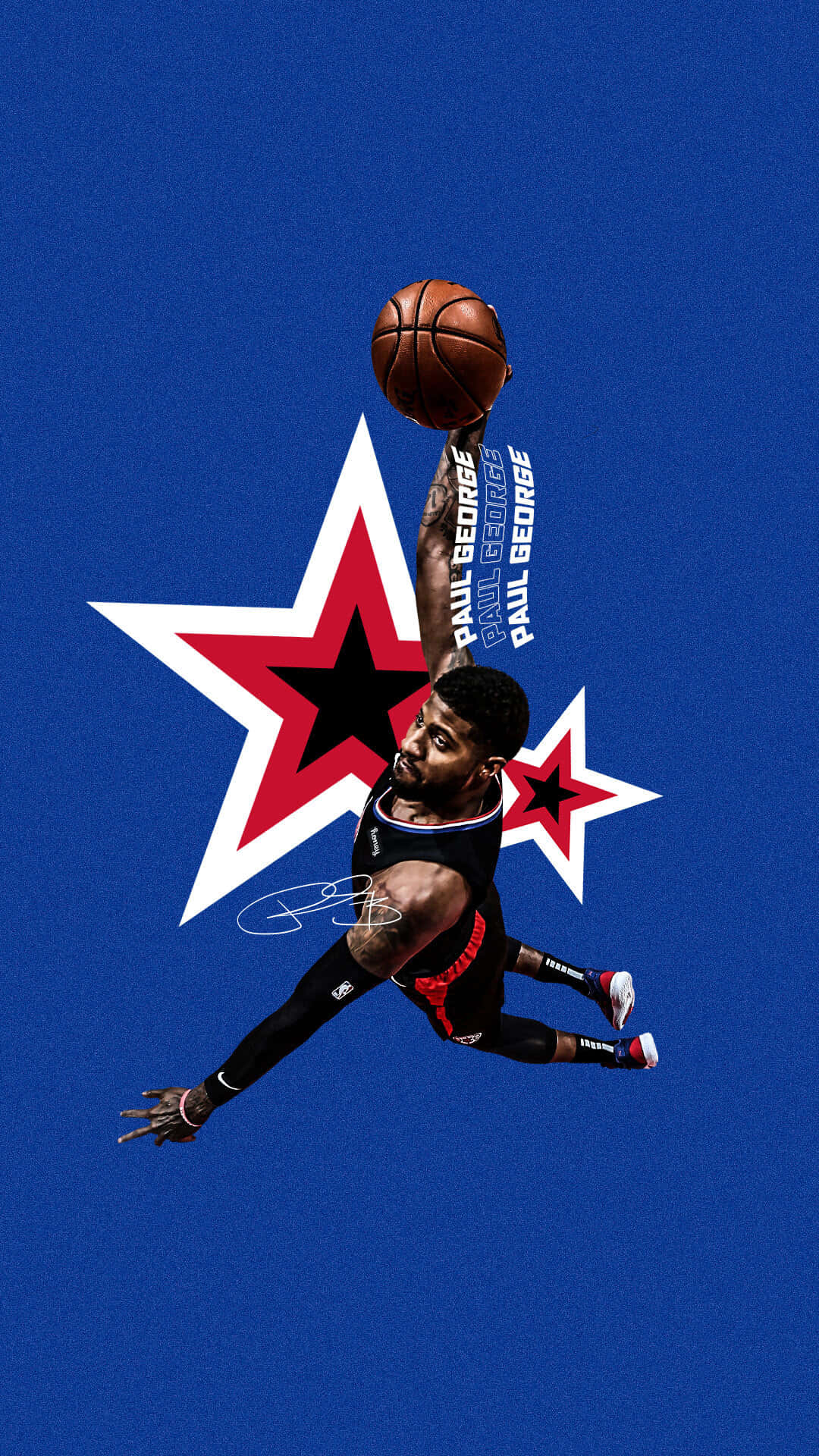 Paul George Clippers 桌布 壁紙 — 籃球運動員 Paul George 在鮮明的藍色背景前騰空而起，將球高舉在紅色星星標誌上方。