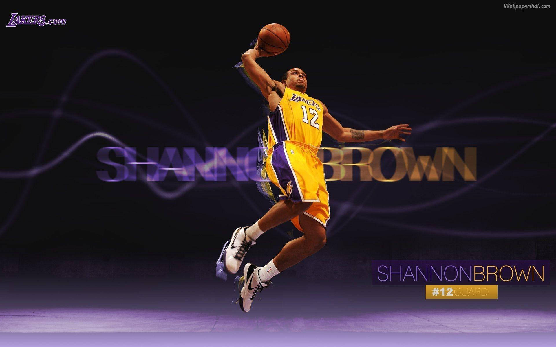 湖人 桌布 壁紙 — 籃球運動員 Shannon Brown 身穿黃色湖人隊球衣，在深紫色抽象背景前跳起持球。