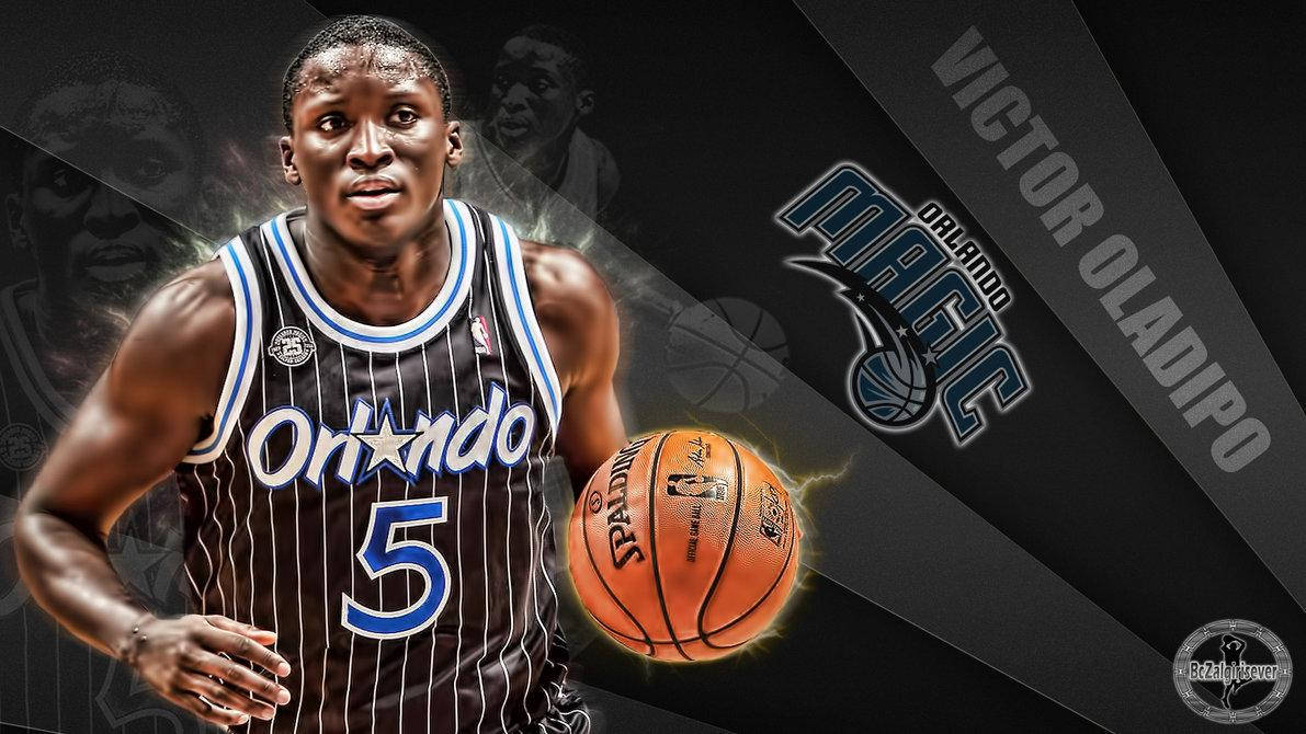 Victor 桌布 壁紙 — 籃球運動員 Victor Oladipo 身穿奧蘭多魔術隊球衣，在黑暗動態背景中手持發光的 Spalding 籃球。