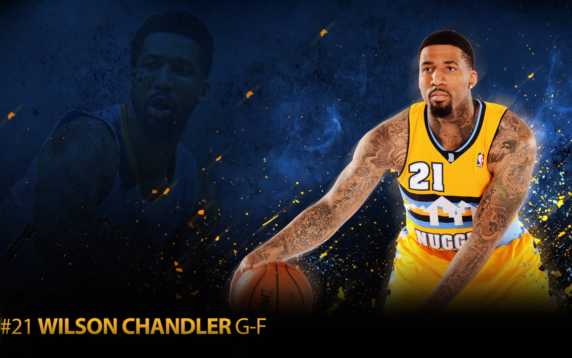 Denver 桌布 壁紙 — 籃球運動員 Wilson Chandler 身穿黃色金塊球衣，在深藍色背景前運球，背景有火熱的橙色火花和一個褪色的幽靈般影像在他身後。