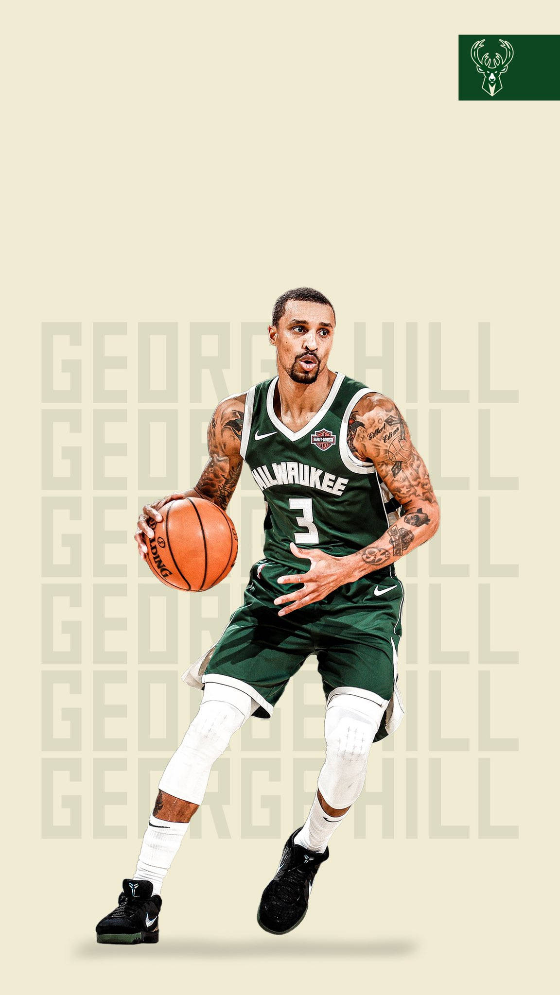 Bucks 桌布 壁紙 — 籃球運動員George Hill身穿密爾瓦基公鹿隊綠色球衣，在米色背景上運球，背景重複他的名字。