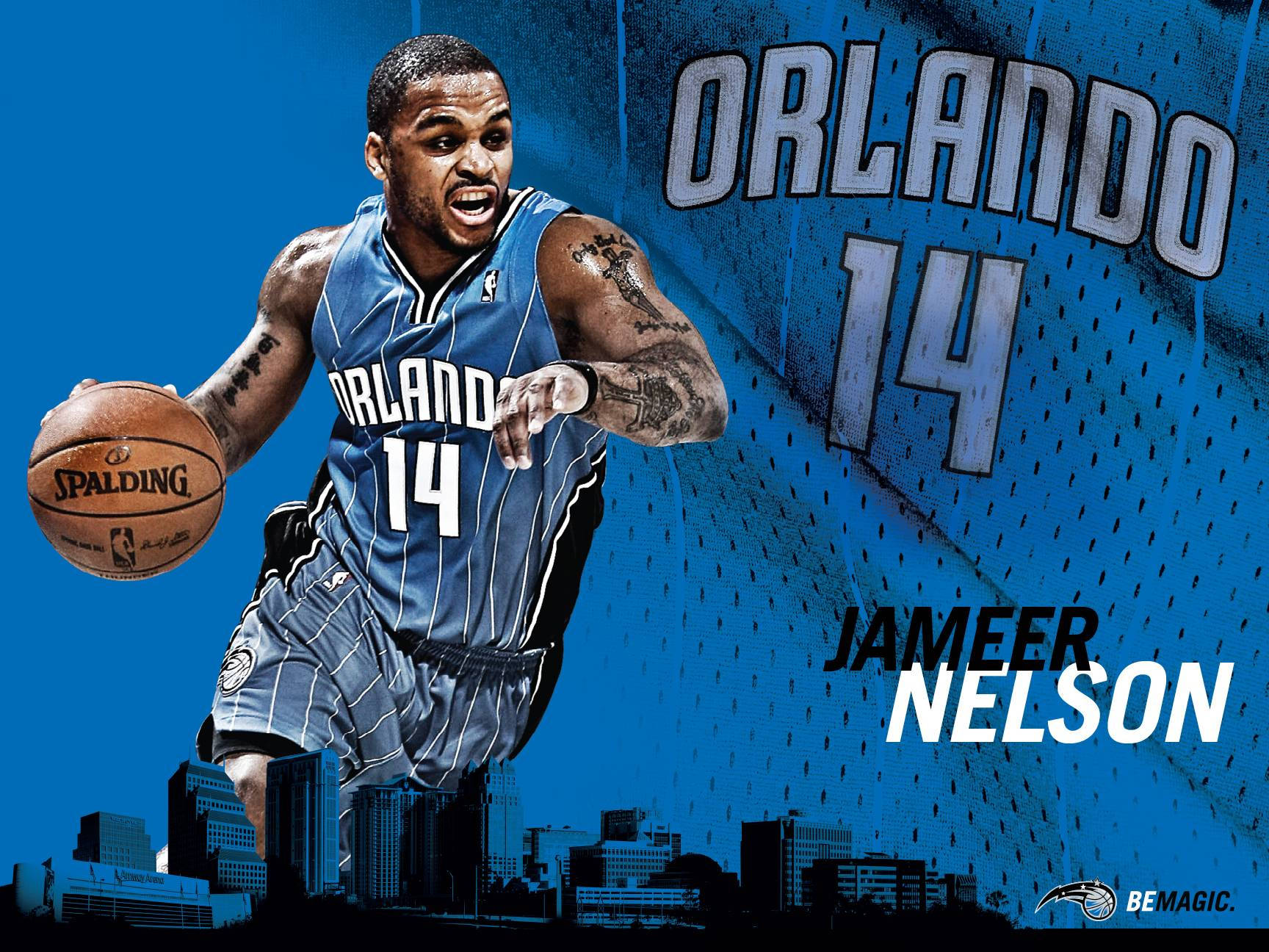 Orlando 桌布 壁紙 — 籃球運動員Jameer Nelson身穿奧蘭多魔術隊球衣，在藍色城市景觀背景下運球（Spalding球）。