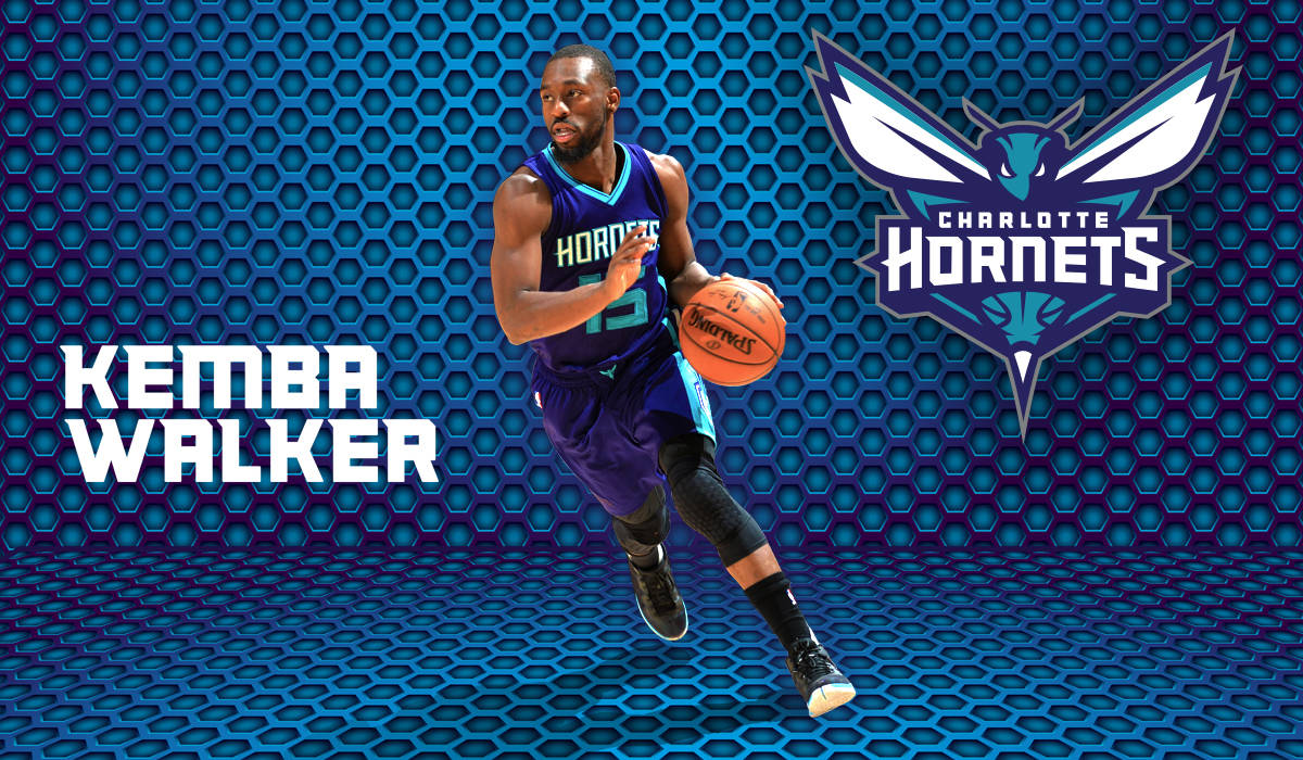 Kemba Walker 桌布 壁紙 — 籃球運動員Kemba Walker身穿夏洛特黃蜂隊球衣，在藍色六邊形圖案背景前運球。