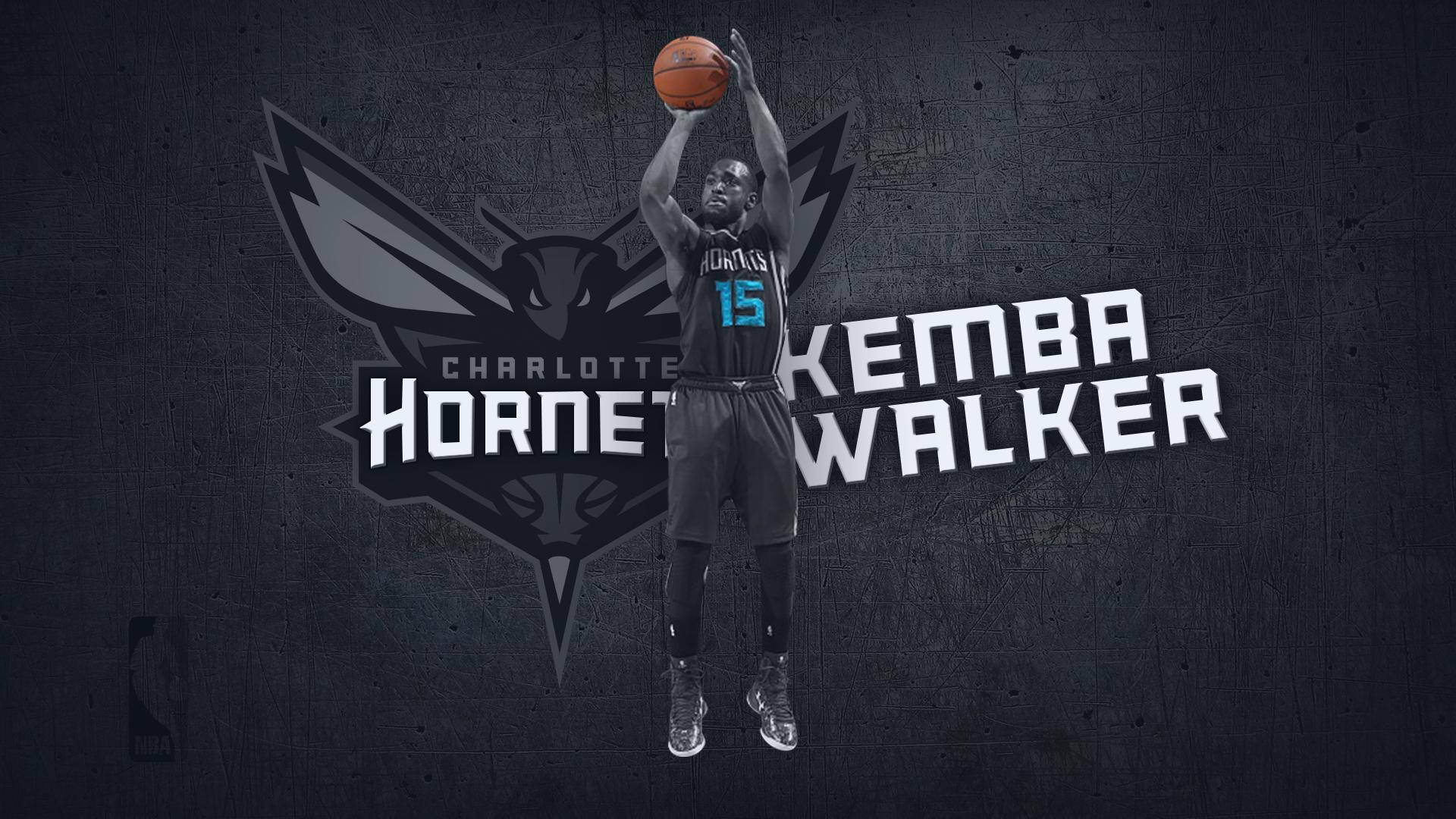Kemba Walker 桌布 壁紙 — 籃球運動員Kemba Walker在半空中投籃，球在頭頂上方，背景為深色紋理，帶有夏洛特黃蜂隊標誌和他的名字。