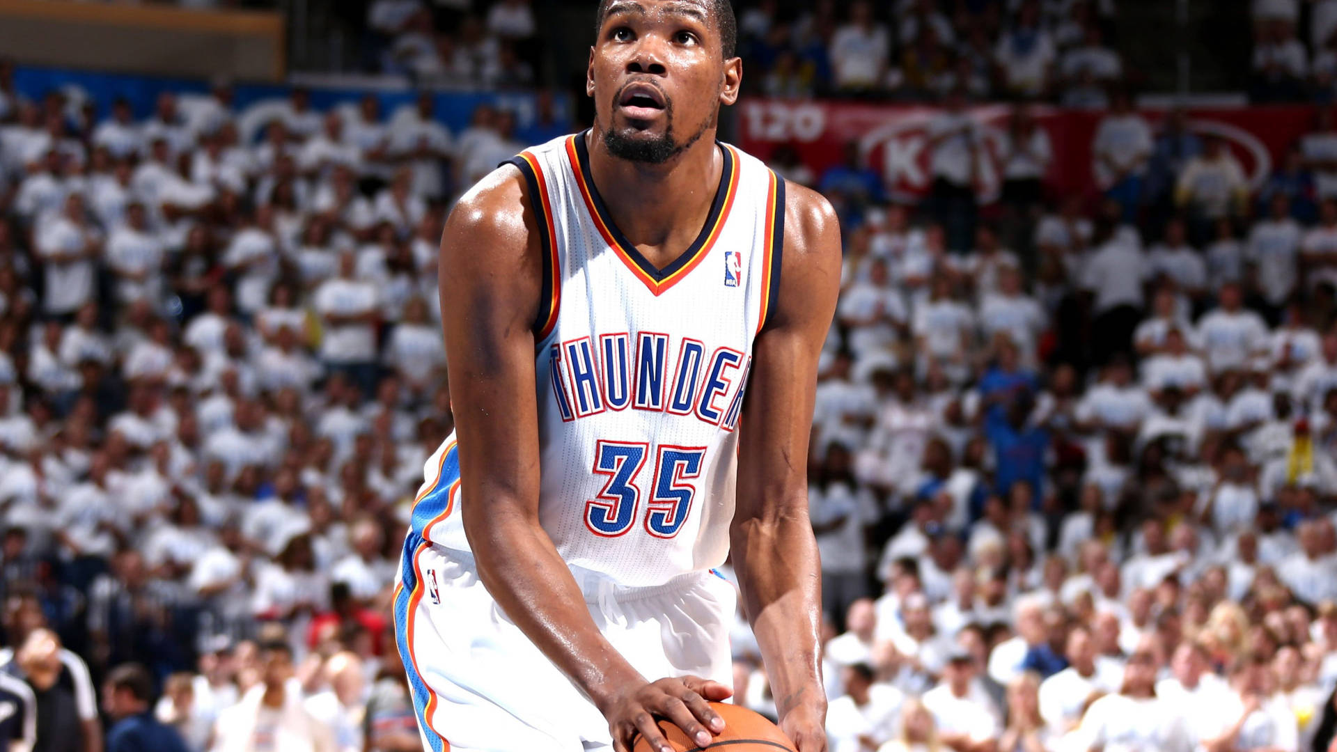 運動 桌布 壁紙 — 籃球運動員Kevin Durant身穿雷霆隊球衣，在比賽中專注，背景有觀眾。
