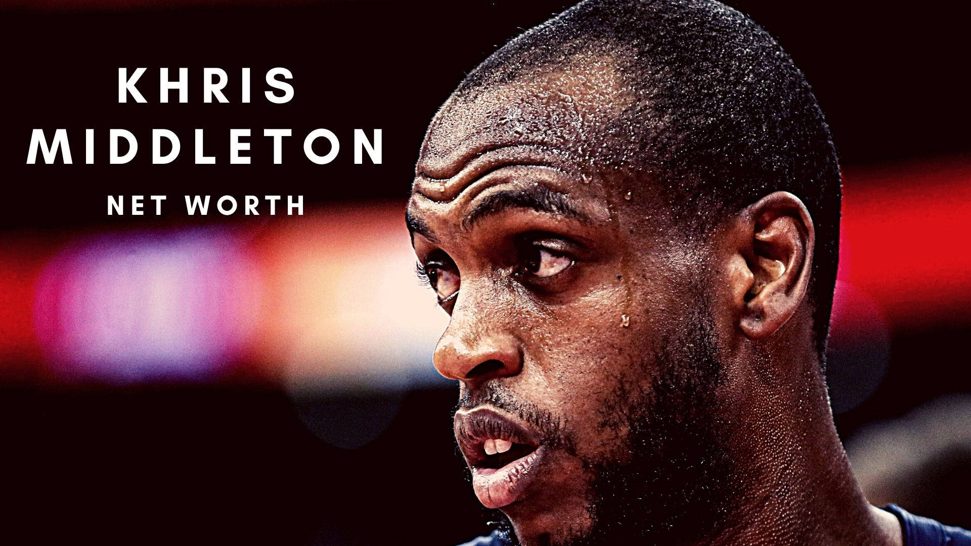 Khris Middleton 桌布 壁紙 — 籃球運動員Khris Middleton在比賽中大汗淋漓的特寫，背景是模糊的場館燈光。