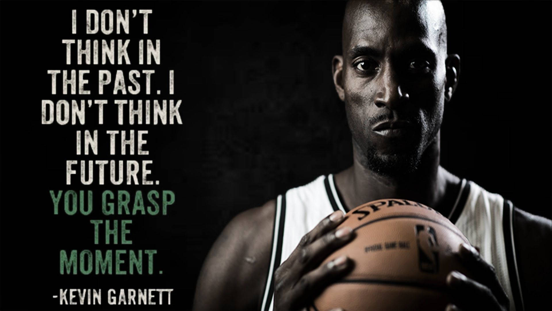 Kevin Garnett 桌布 壁紙 — 籃球運動員凱文·加內特手持籃球的黑白肖像，上面覆蓋著一句勵志名言。