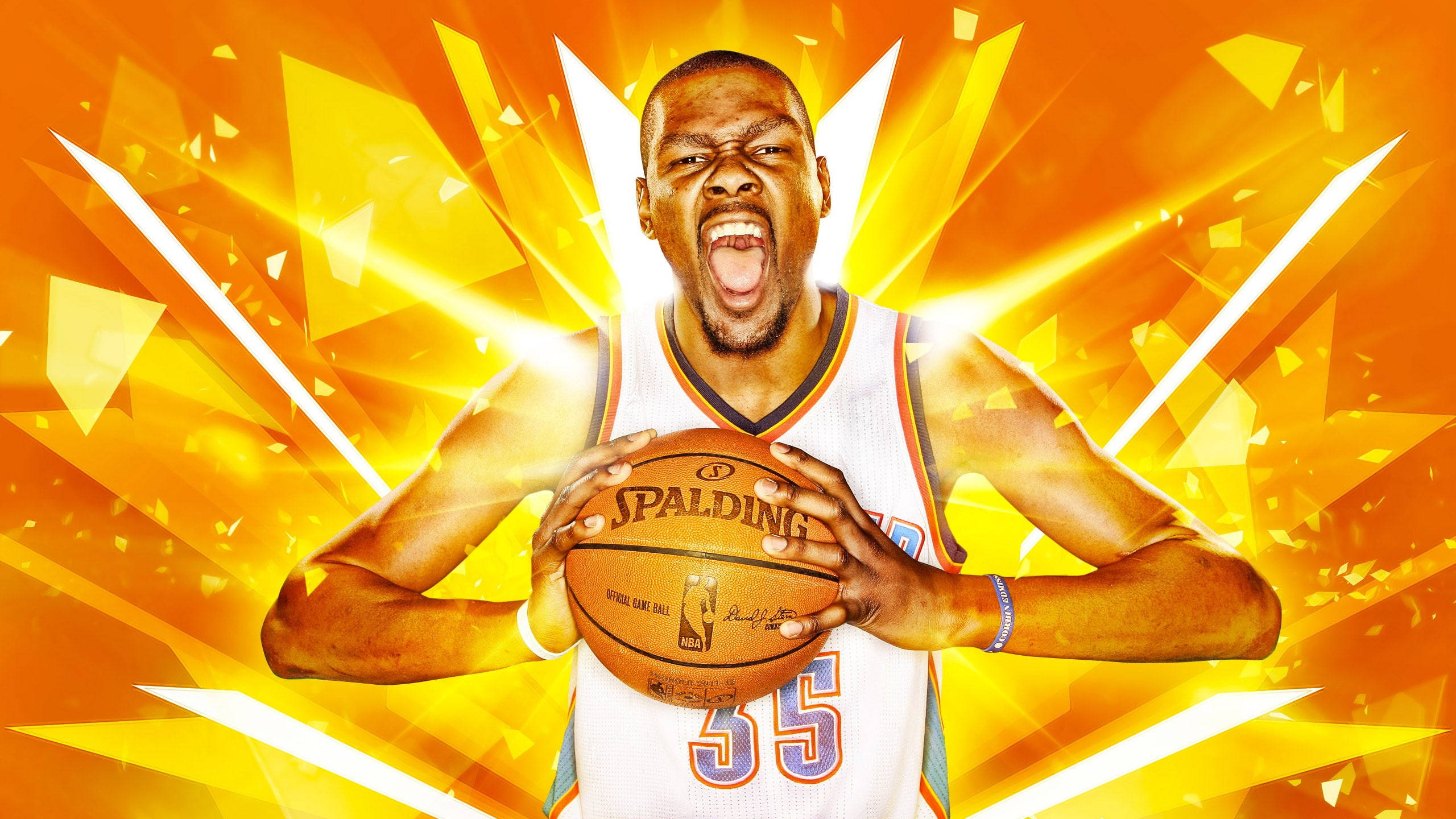 凱文·杜蘭特 桌布 壁紙 — 籃球運動員凱文·杜蘭特（Kevin Durant）在燦爛的橙色和黃色幾何爆炸背景下，手持斯伯丁（Spalding）球咆哮。