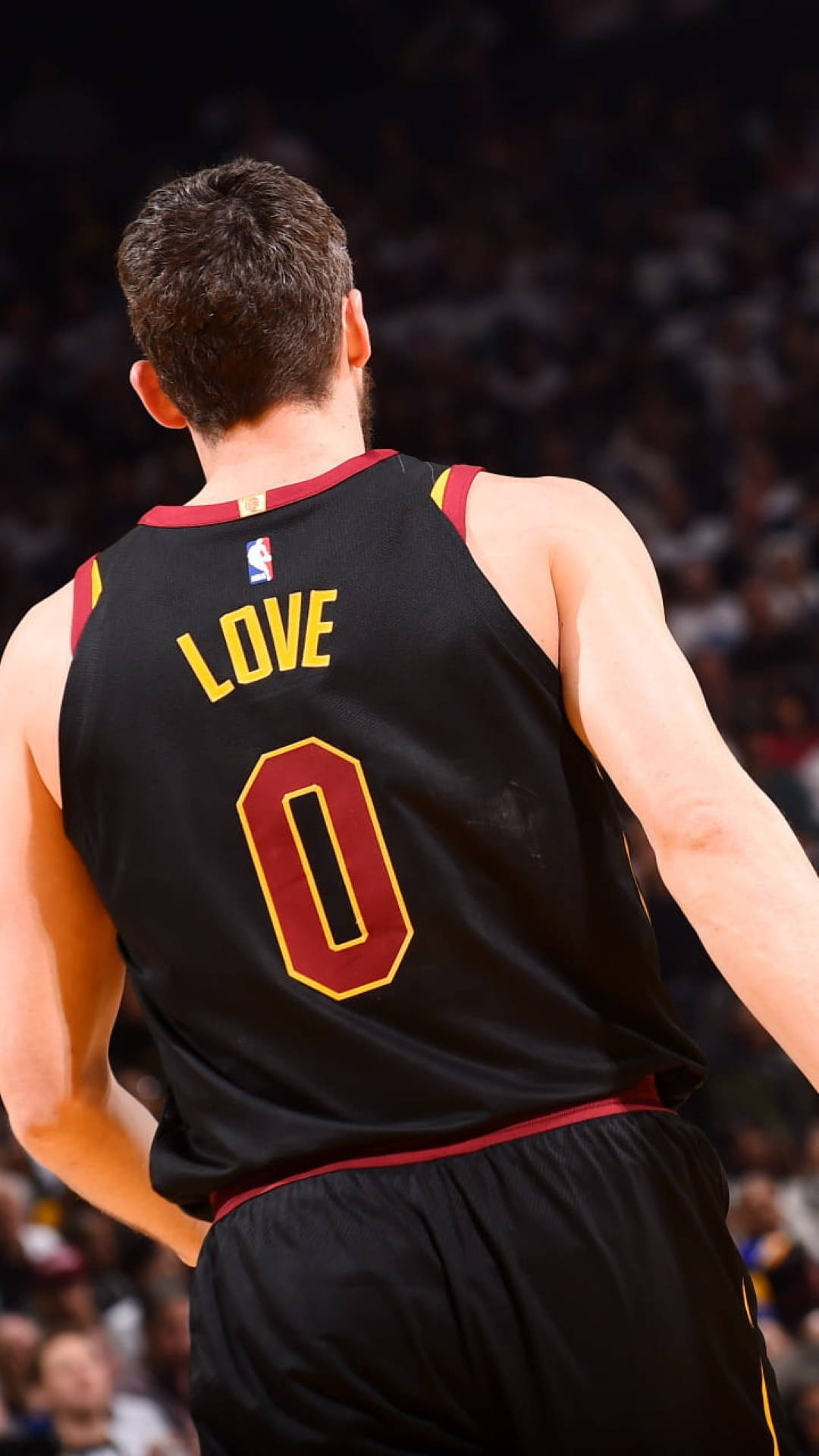 Kevin Love 桌布 壁紙 — 籃球運動員凱文·洛夫在球場上身穿黑色球衣，號碼零，帶黃色飾邊的背面視圖。