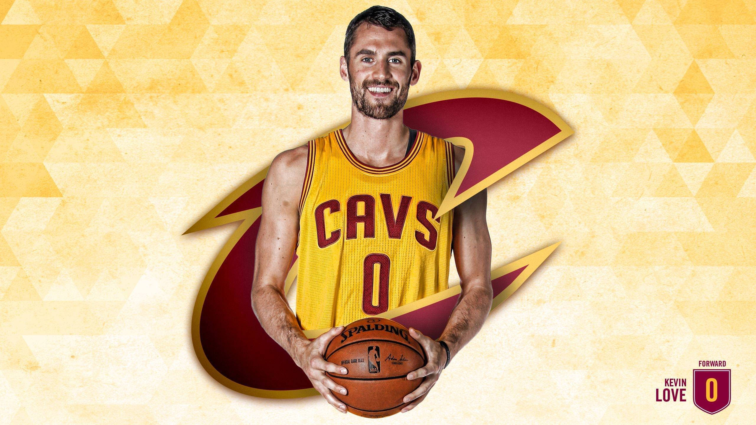 Kevin Love 桌布 壁紙 — 籃球運動員凱文·洛夫身穿黃色騎士隊球衣，在幾何金色和栗色背景前手持Spalding籃球。