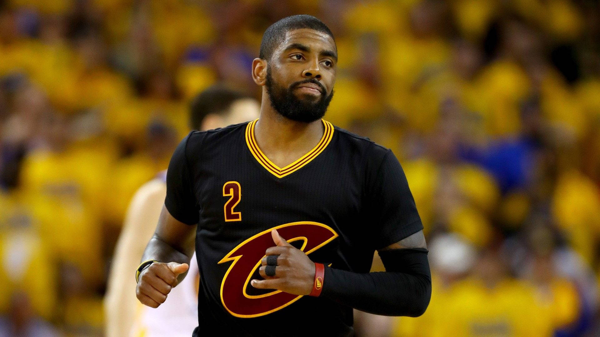 Kyrie 桌布 壁紙 — 籃球運動員凱里·歐文身穿黑色克里夫蘭騎士隊2號球衣，在黃色人群中專注地奔跑在球場上。