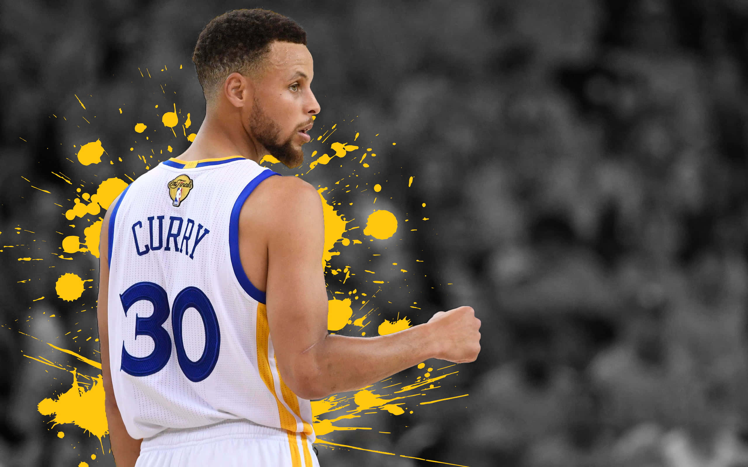NBA 桌布 壁紙 — 籃球運動員史蒂芬·柯瑞身穿白色球衣，號碼30，側面站立，背景為黑白人群，帶有鮮黃色油漆飛濺。