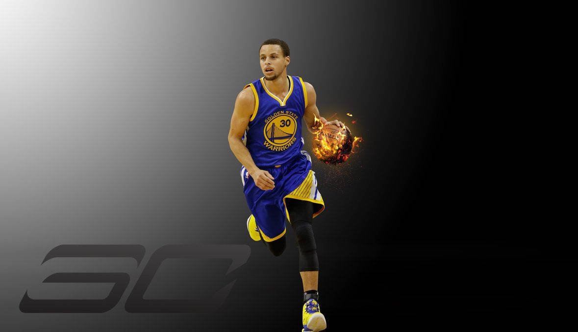 Curry 桌布 壁紙 — 籃球運動員史蒂芬柯瑞身穿金州勇士隊球衣，在漸變灰色和黑色背景前運球一個燃燒的籃球。