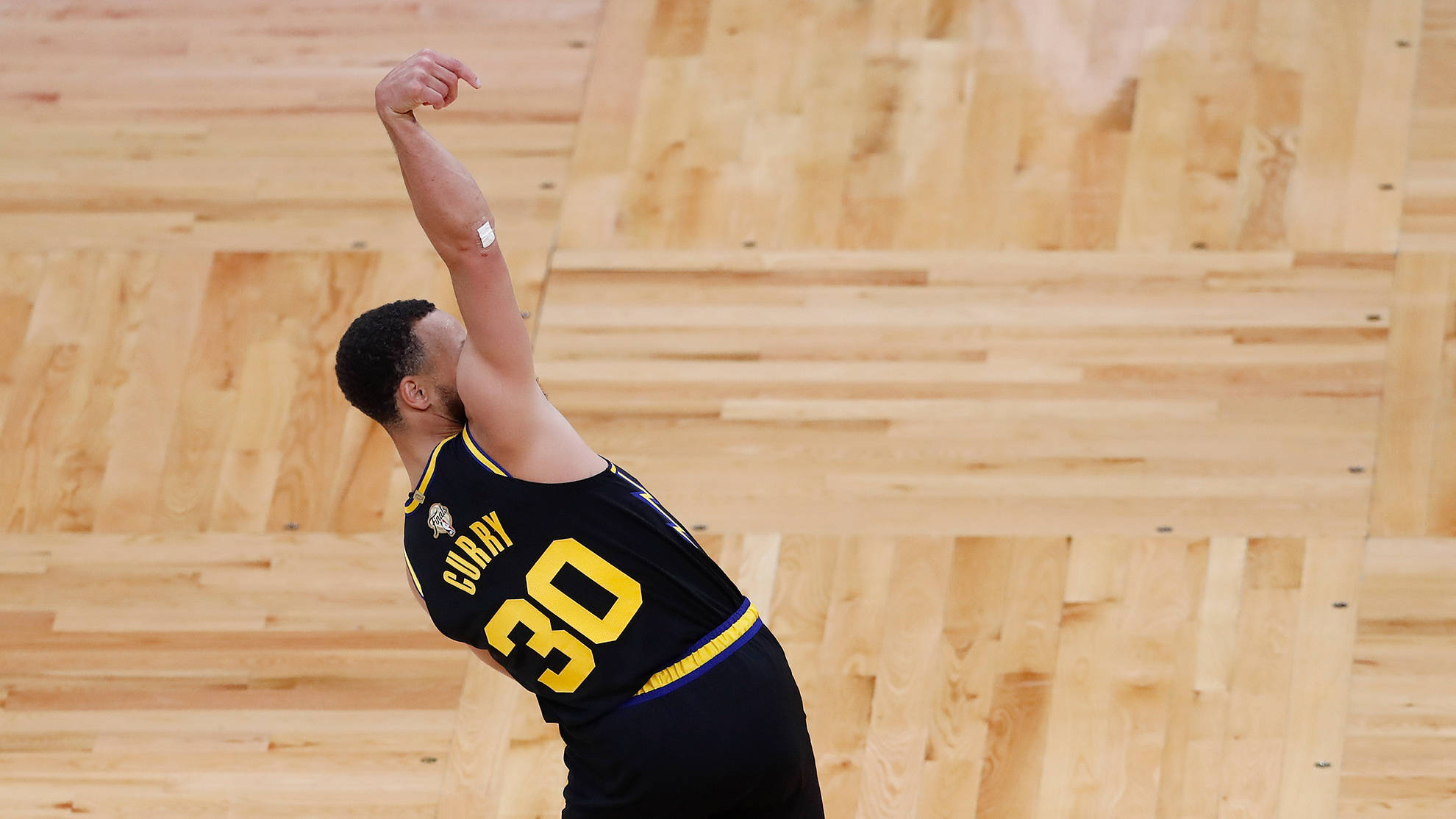 NBA 桌布 壁紙 — 籃球運動員史蒂芬柯瑞身穿黑色和黃色30號球衣在木地板上投籃。