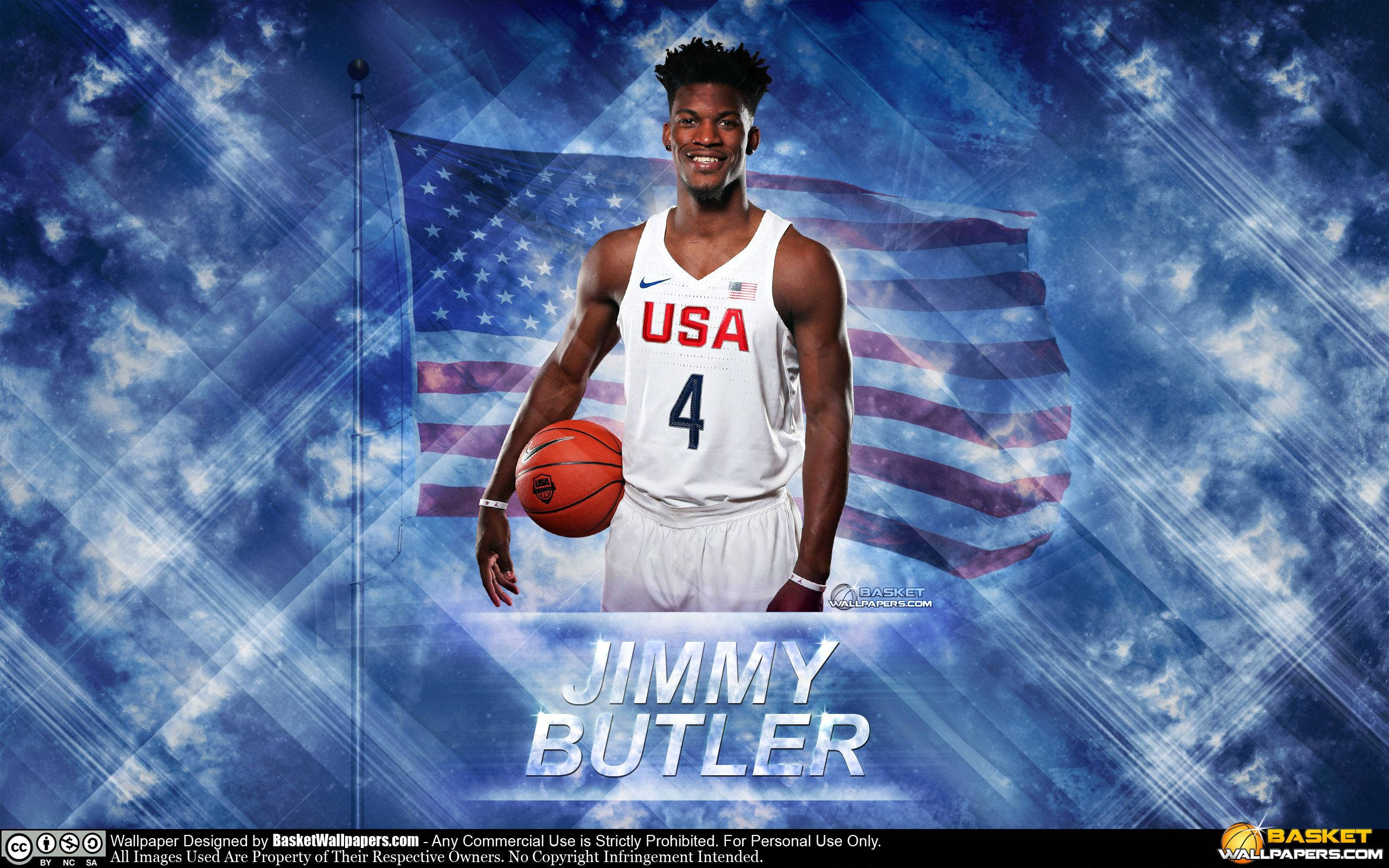 jimmy 桌布 壁紙 — 籃球運動員吉米·巴特勒身穿美國隊球衣，在動感藍天和美國國旗背景下持球。