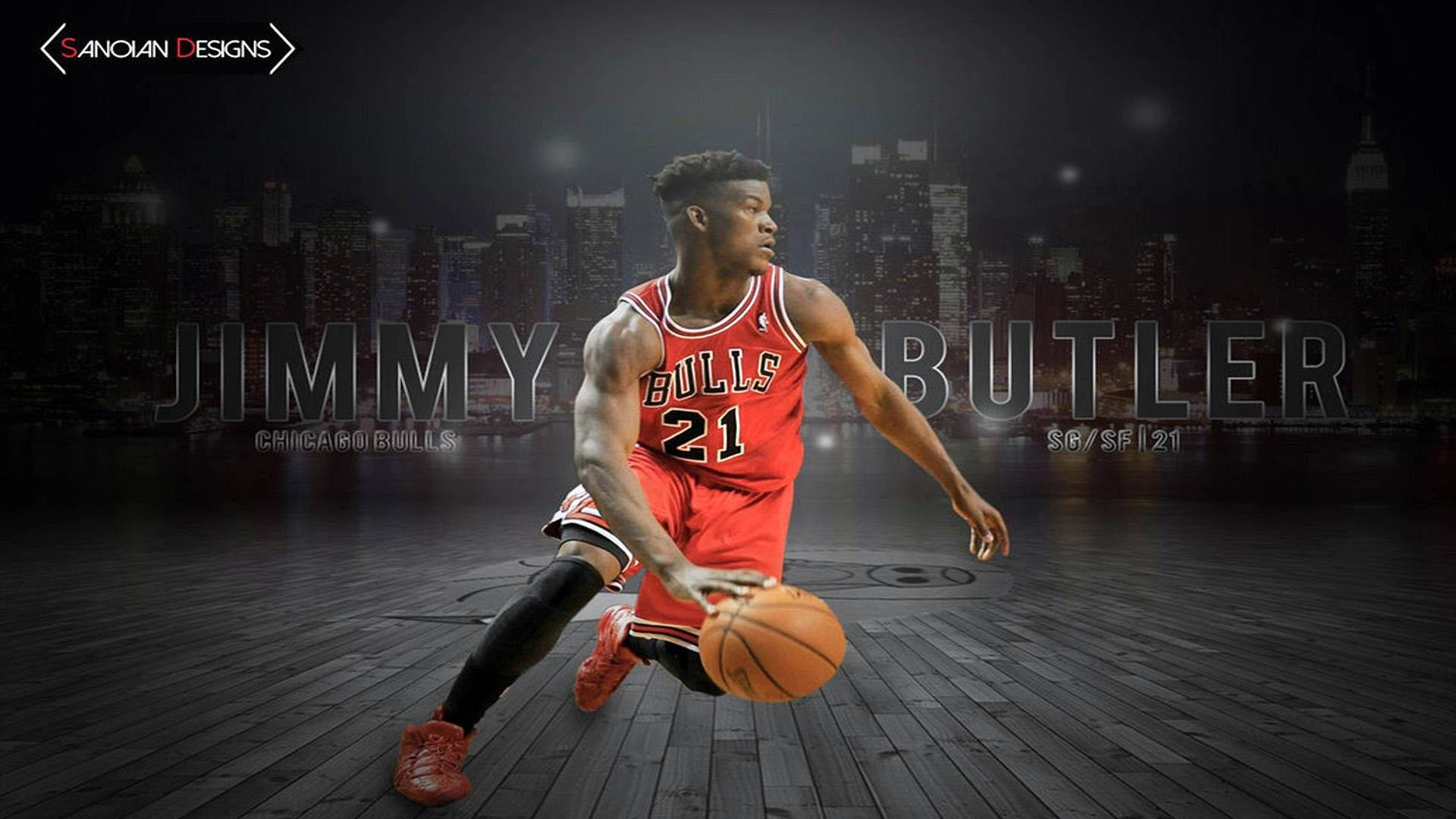 jimmy 桌布 壁紙 — 籃球運動員吉米·巴特勒身穿芝加哥公牛隊紅色球衣，在木地板上運球，背景是黑暗的城市天際線。