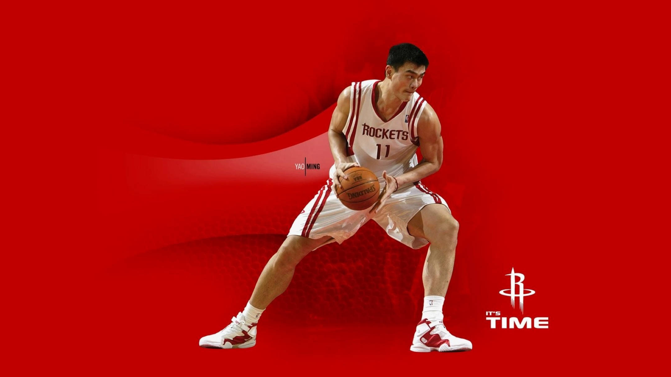 Houston Rockets 桌布 壁紙 — 籃球運動員姚明身穿白色火箭隊球衣，在帶有 'It's Time' 標誌的醒目紅色背景上運球。