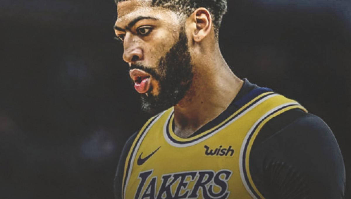 Anthony Davis 桌布 壁紙 — 籃球運動員安東尼·戴維斯身穿湖人隊球衣，比賽中表情專注的特寫。