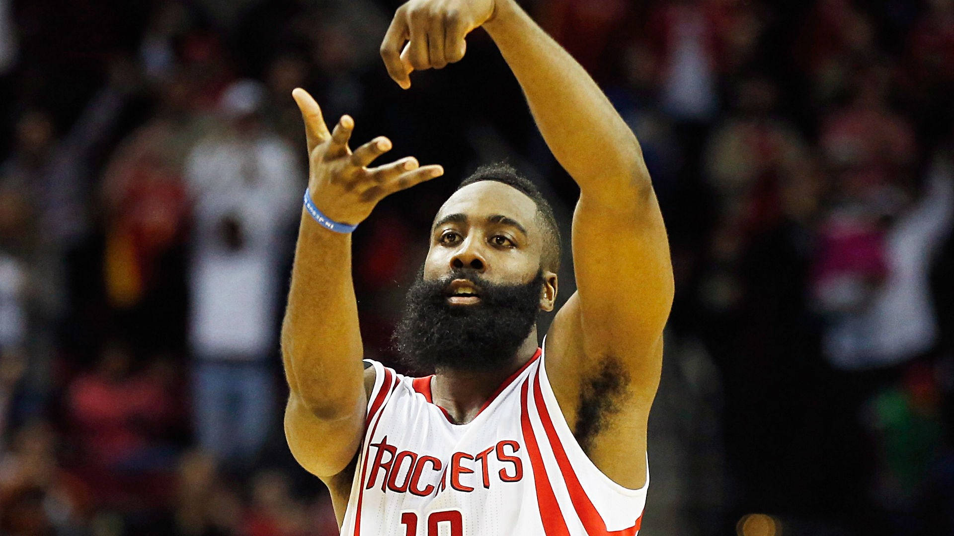 James Harden 桌布 壁紙 — 籃球運動員詹姆斯·哈登身穿火箭隊球衣，在場館燈光下專注地罰球。