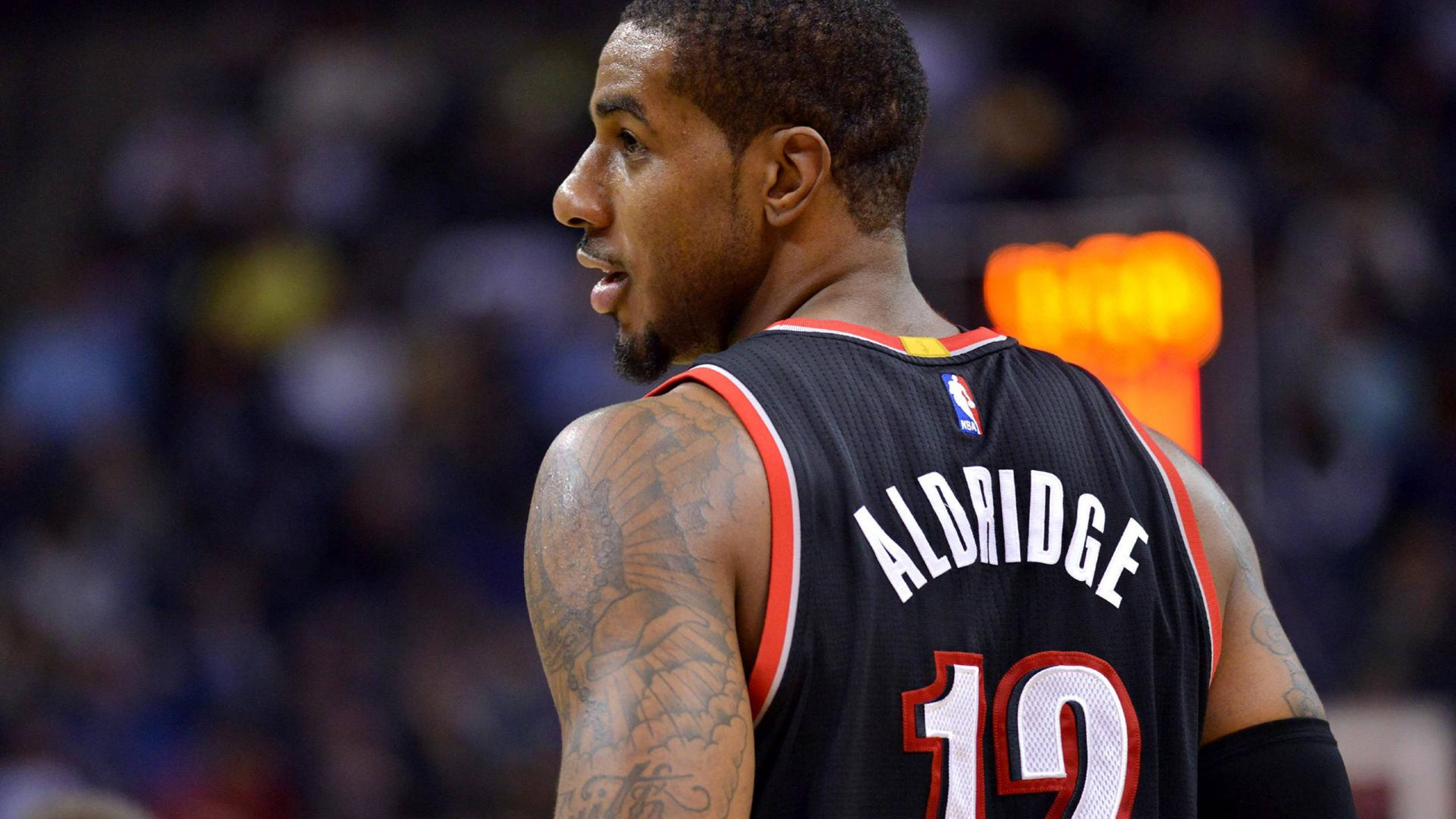 Lamarcus Aldridge 桌布 壁紙 — 籃球運動員阿爾德里奇身穿黑色12號球衣，在比賽中展示手臂刺青的特寫。