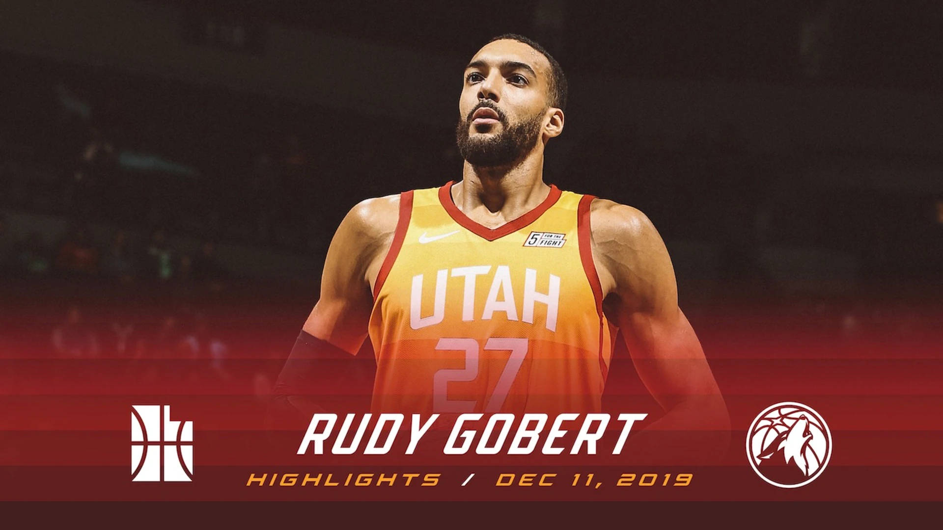 Rudy 桌布 壁紙 — 籃球運動員魯迪·戈貝爾身穿猶他爵士隊球衣，在紅色漸變燈光的模糊球場背景下專注站立。