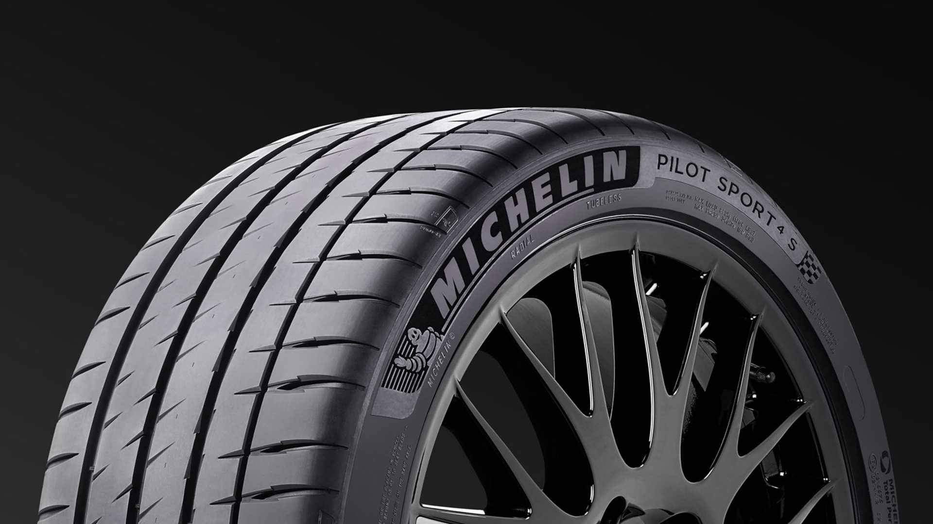 標誌 桌布 壁紙 — 米其林Pilot Sport 4S輪胎安裝在時尚合金輪圈上的特寫，背景為深色。