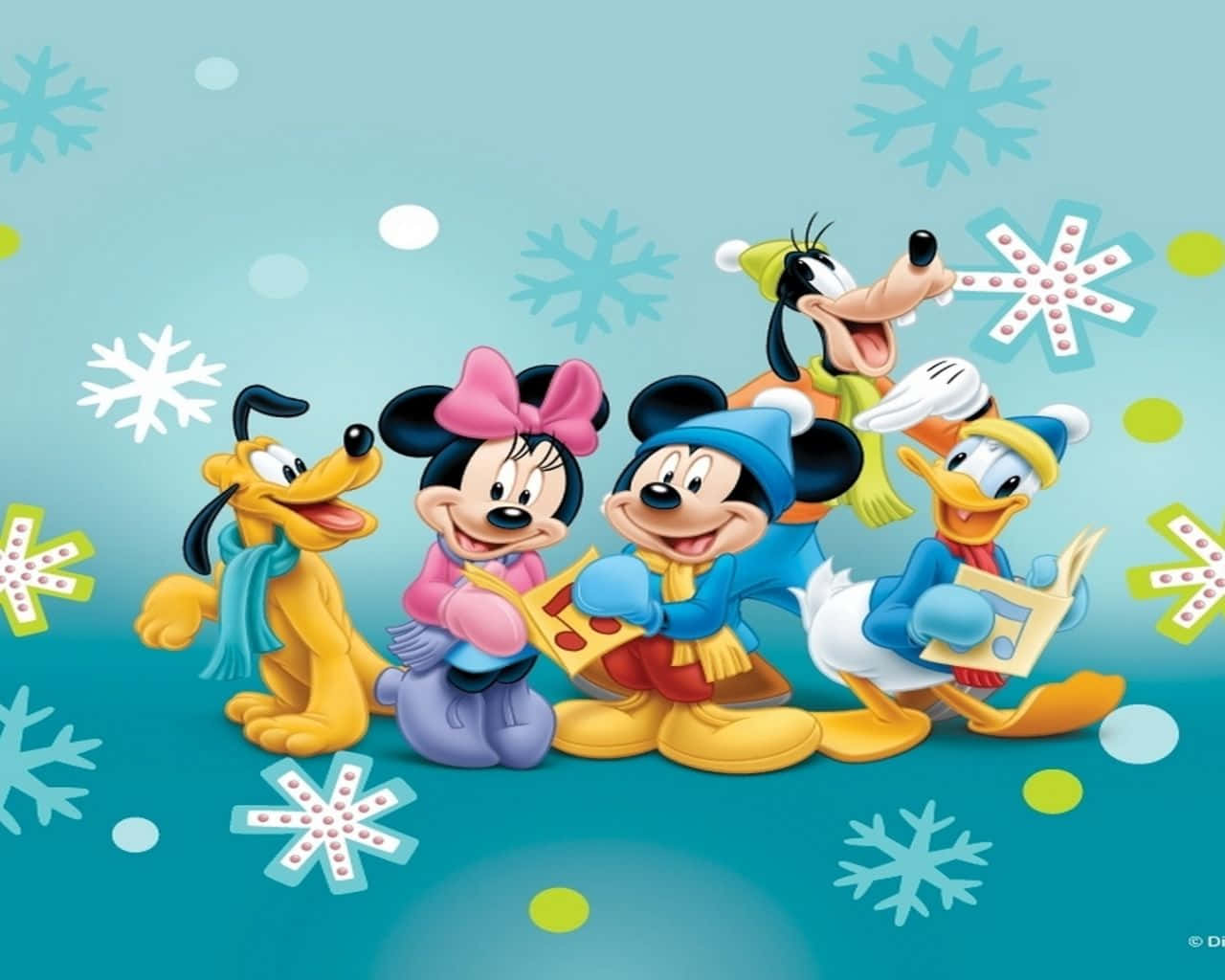 Mickey Mouse Happy New Year 桌布 壁紙 — 米奇、米妮、布魯托、高飛和唐老鴨穿著冬季服裝，在涼爽的藍色背景上，歡樂地聚集在飄落的雪花中。