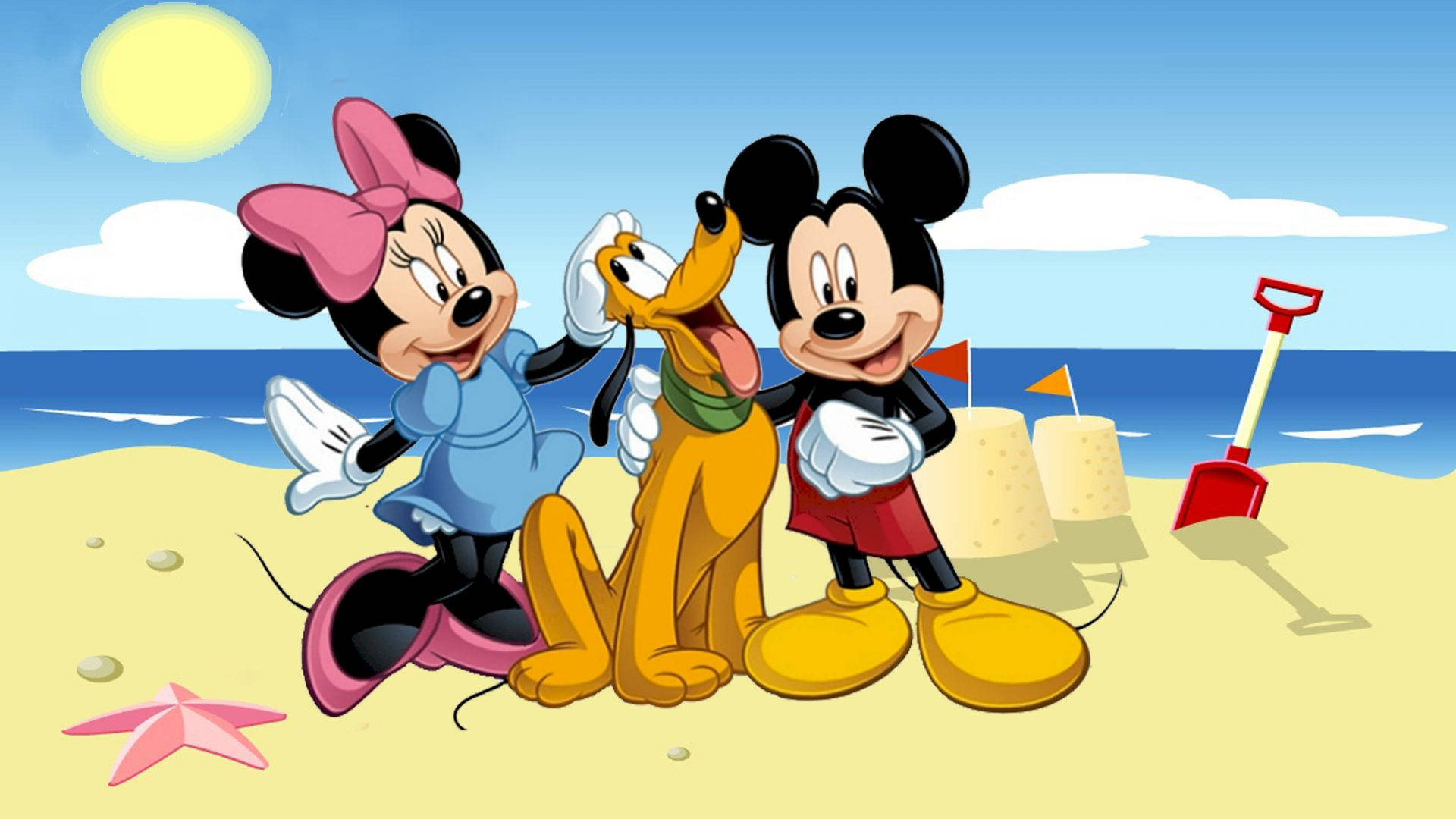 pluto 桌布 壁紙 — 米奇、米妮和布魯托在陽光明媚的海灘上愉快地擺姿勢，附近有沙堡和鏟子。