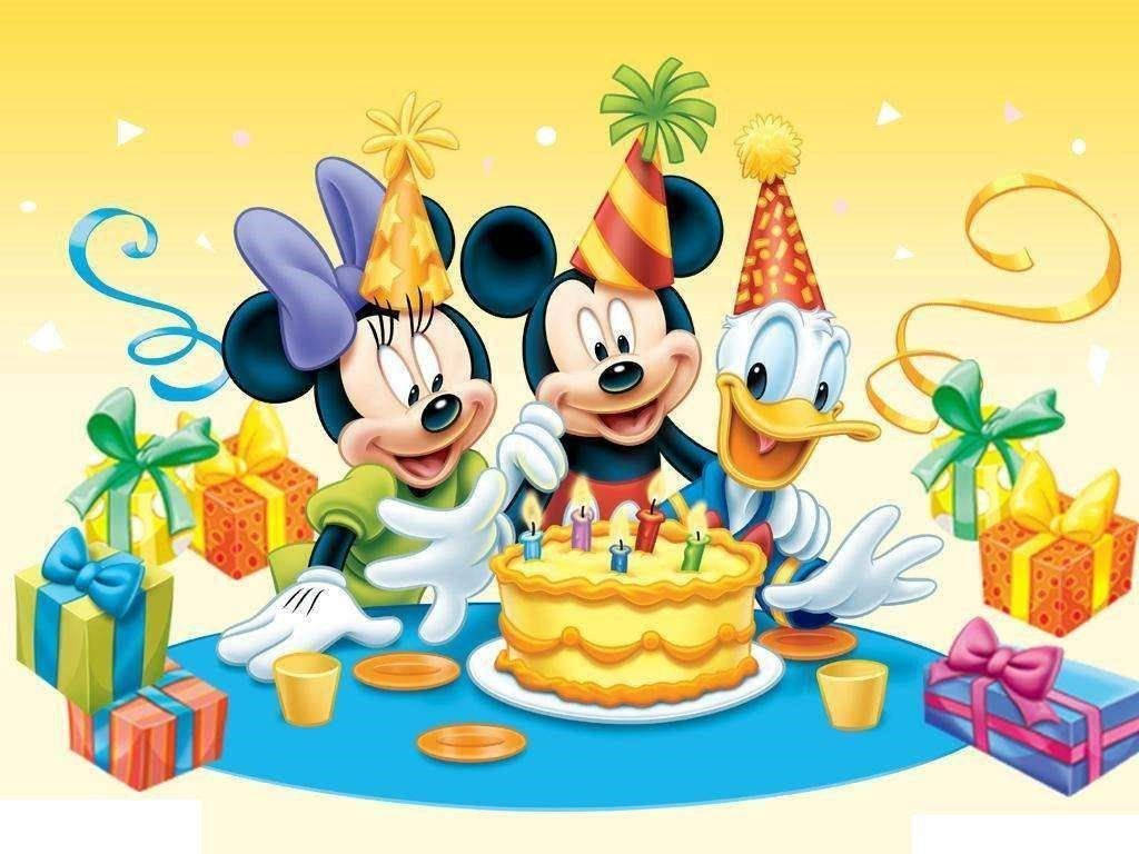 minnie 桌布 壁紙 — 米奇、米妮和高飛在節日的黃色天空下，用蛋糕、蠟燭和色彩繽紛的禮物慶祝快樂的生日。