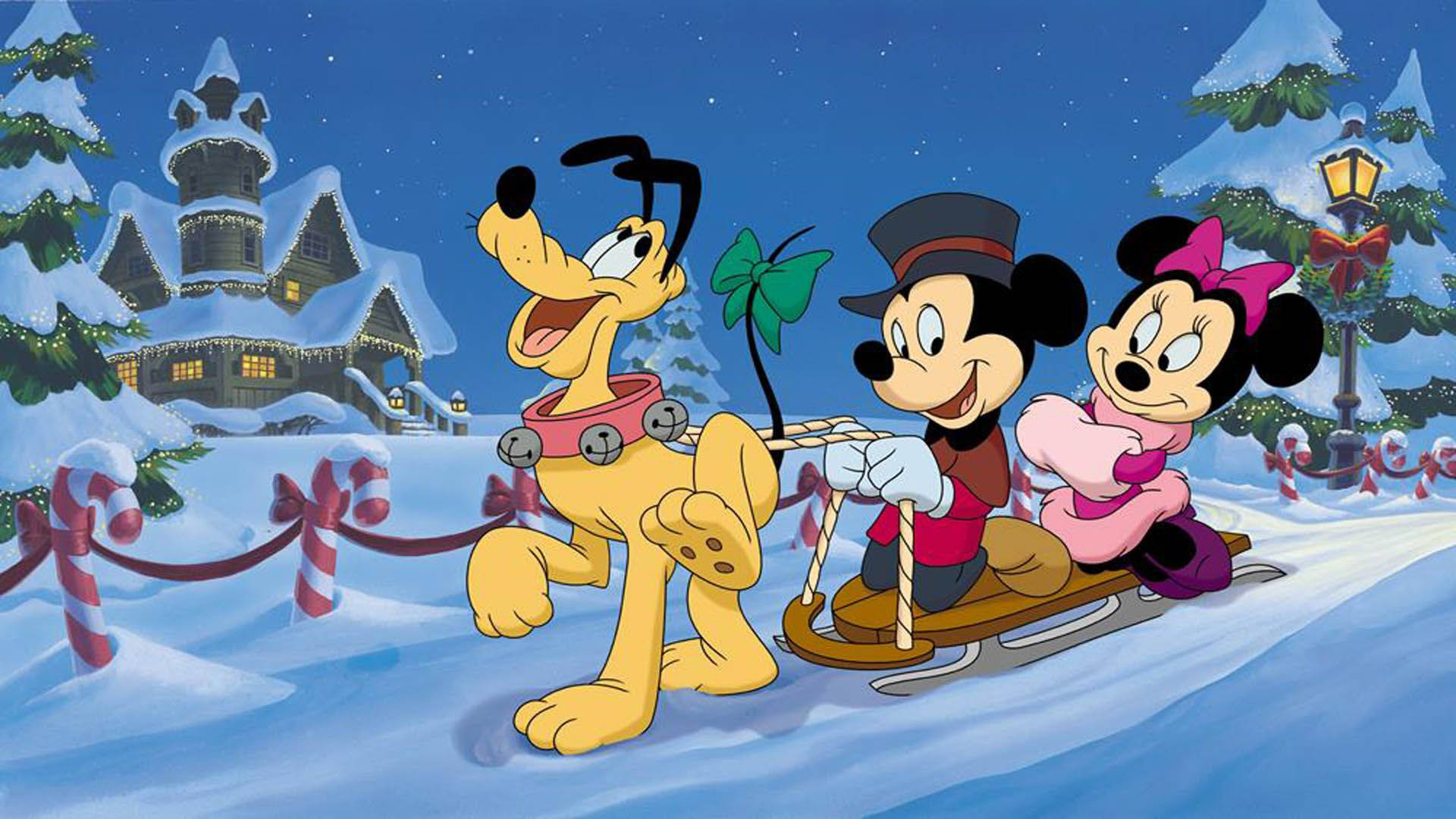 pluto 桌布 壁紙 — 米奇、米妮和高飛在雪白的聖誕夜裡愉快地滑雪，背景有糖果杖圍欄和發光的城堡。