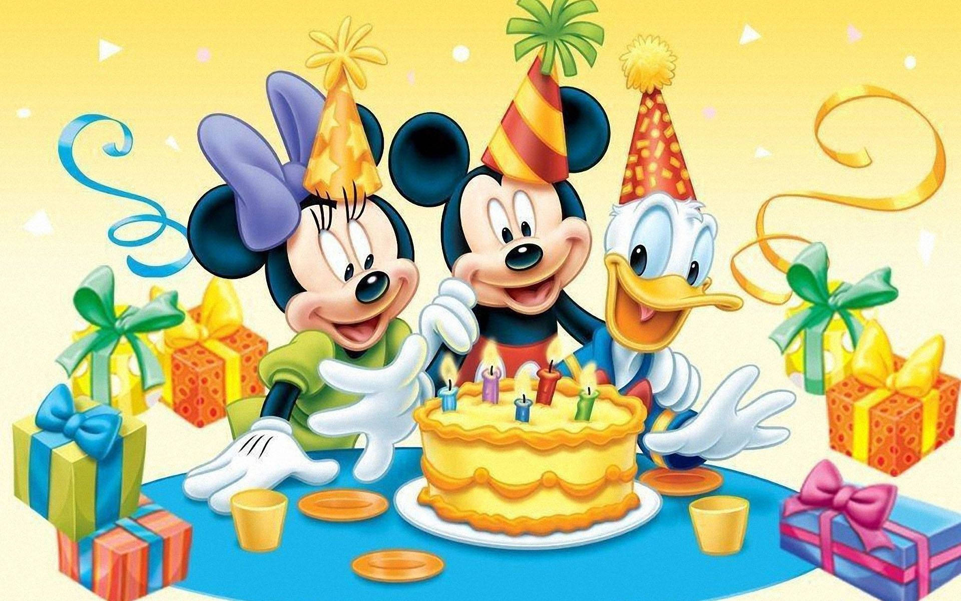 Mickey Mouse Birthday 桌布 壁紙 — 米奇、米妮和高飛戴著派對帽，用蛋糕、蠟燭和色彩繽紛的禮物慶祝快樂的生日。