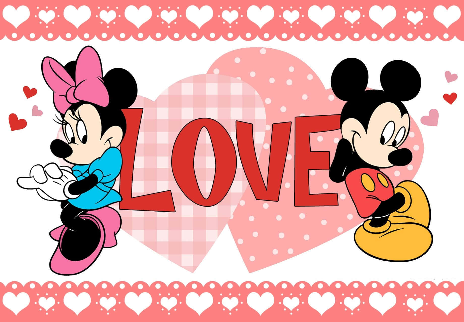 Mickey And Minnie Mouse 桌布 壁紙 — 米奇和米妮老鼠以經典卡通風格，在粉紅色心形背景上圍繞著一個大的紅色「LOVE」文字，充滿愛意地擺姿勢。