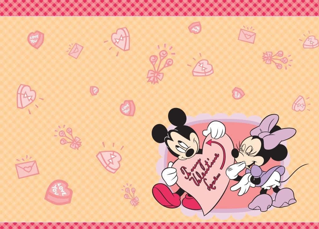 Disney Valentine 桌布 壁紙 — 米奇和米妮老鼠共享一個大粉紅心形，上面有'Happy Valentine's Day'文字，背景是帶有漂浮心形和信封的圖案。