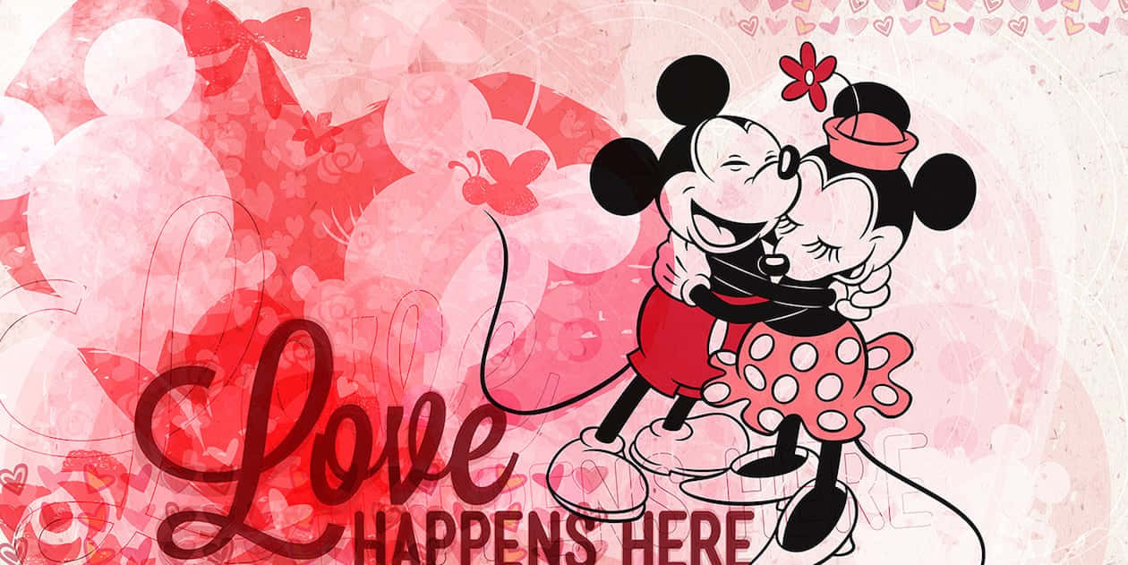 米奇和米妮老鼠在充滿愛意的擁抱中，伴隨心形和「Love Happens Here」文字。 — 米妮 壁紙