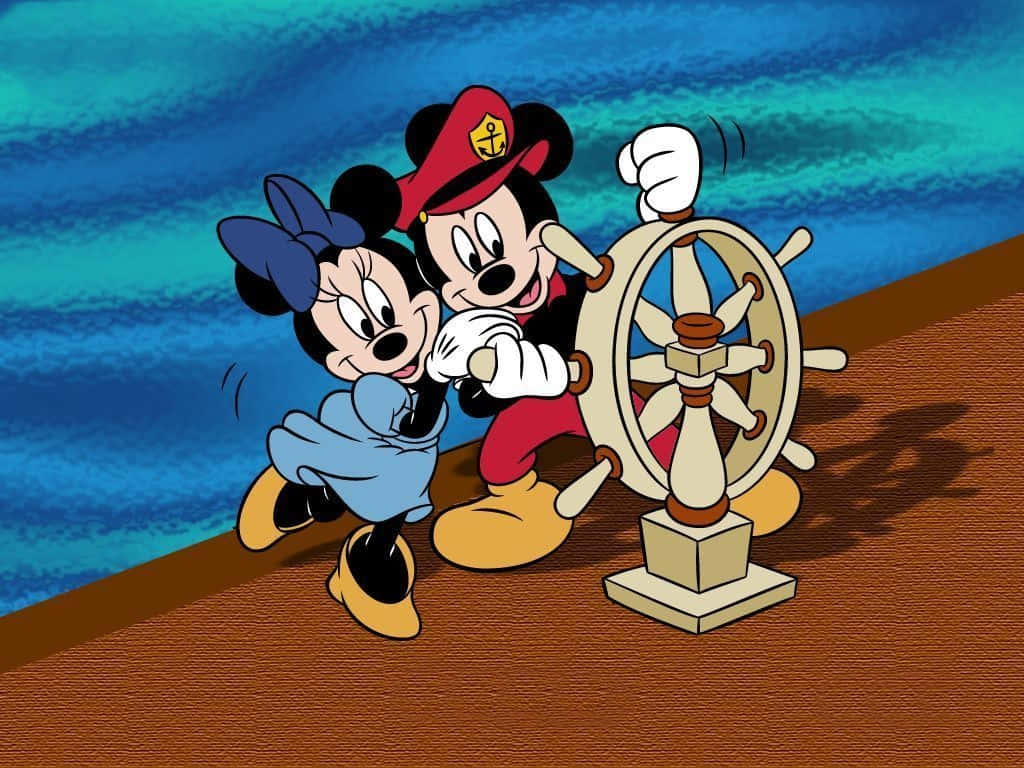 Mickey And Minnie Mouse 桌布 壁紙 — 米奇和米妮老鼠在充滿活力的藍色海洋甲板上愉快地操控船輪。