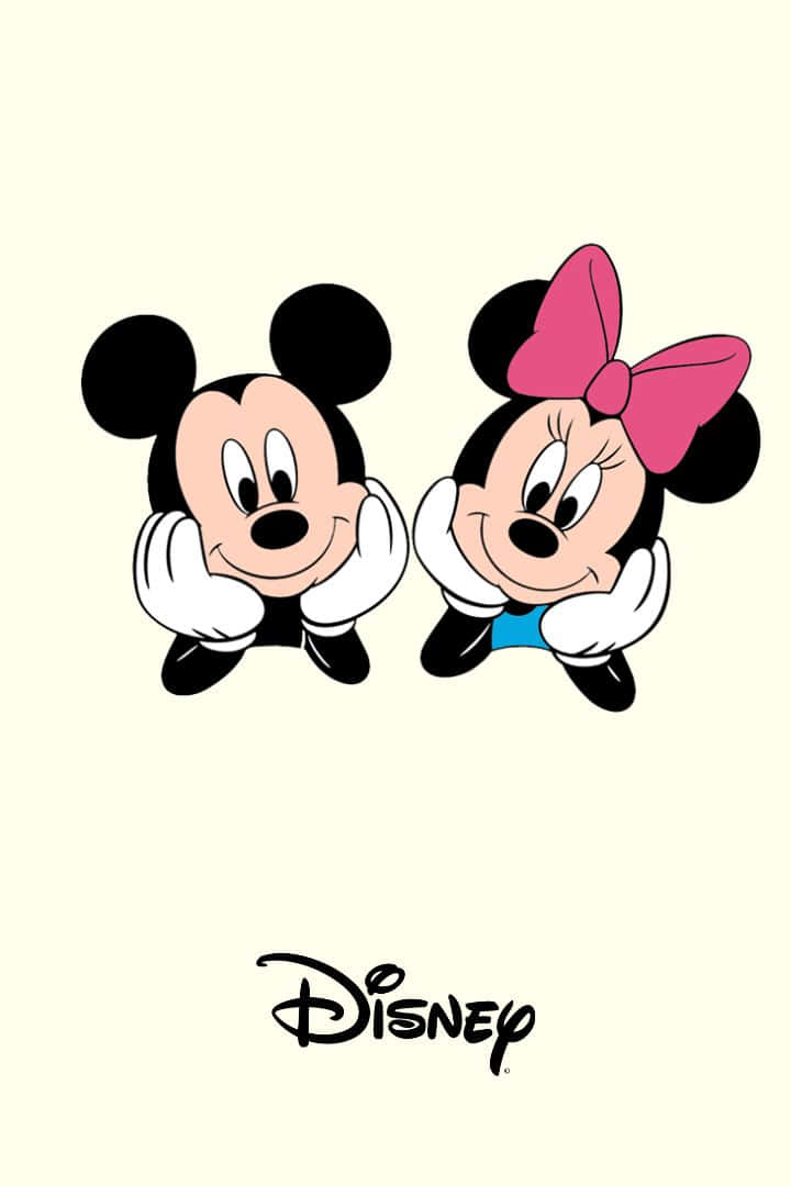 mickey and minnie 桌布 壁紙 — 米奇和米妮老鼠在柔和的奶油色背景前，雙手托腮，開心地微笑。