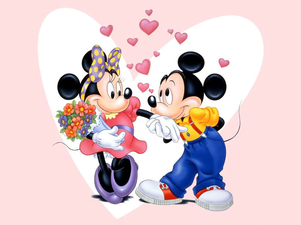 Mickey And Minnie Mouse 桌布 壁紙 — 米奇和米妮老鼠在柔和的粉紅色背景上，周圍漂浮著心形，分享甜蜜浪漫的時刻。