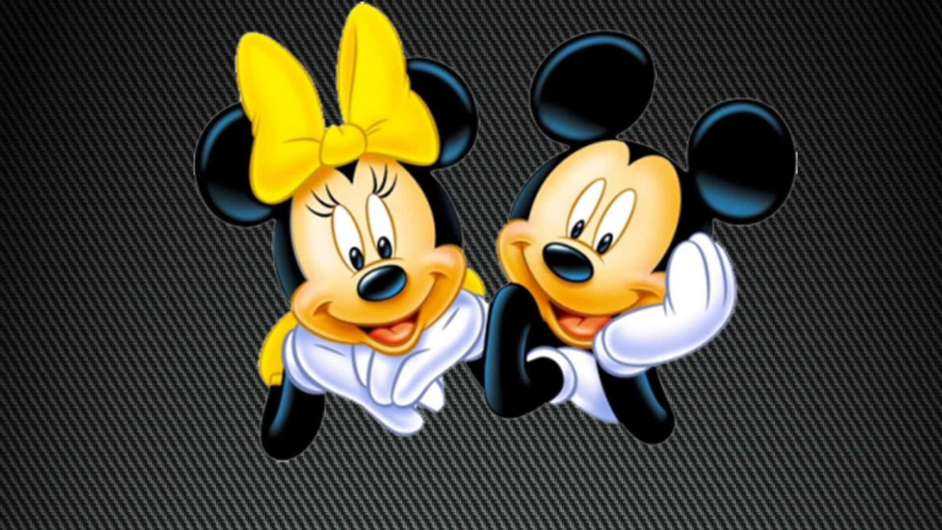 Mickey Mouse Desktop 桌布 壁紙 — 米奇和米妮老鼠在深色碳纖維紋理背景前愉快地微笑。